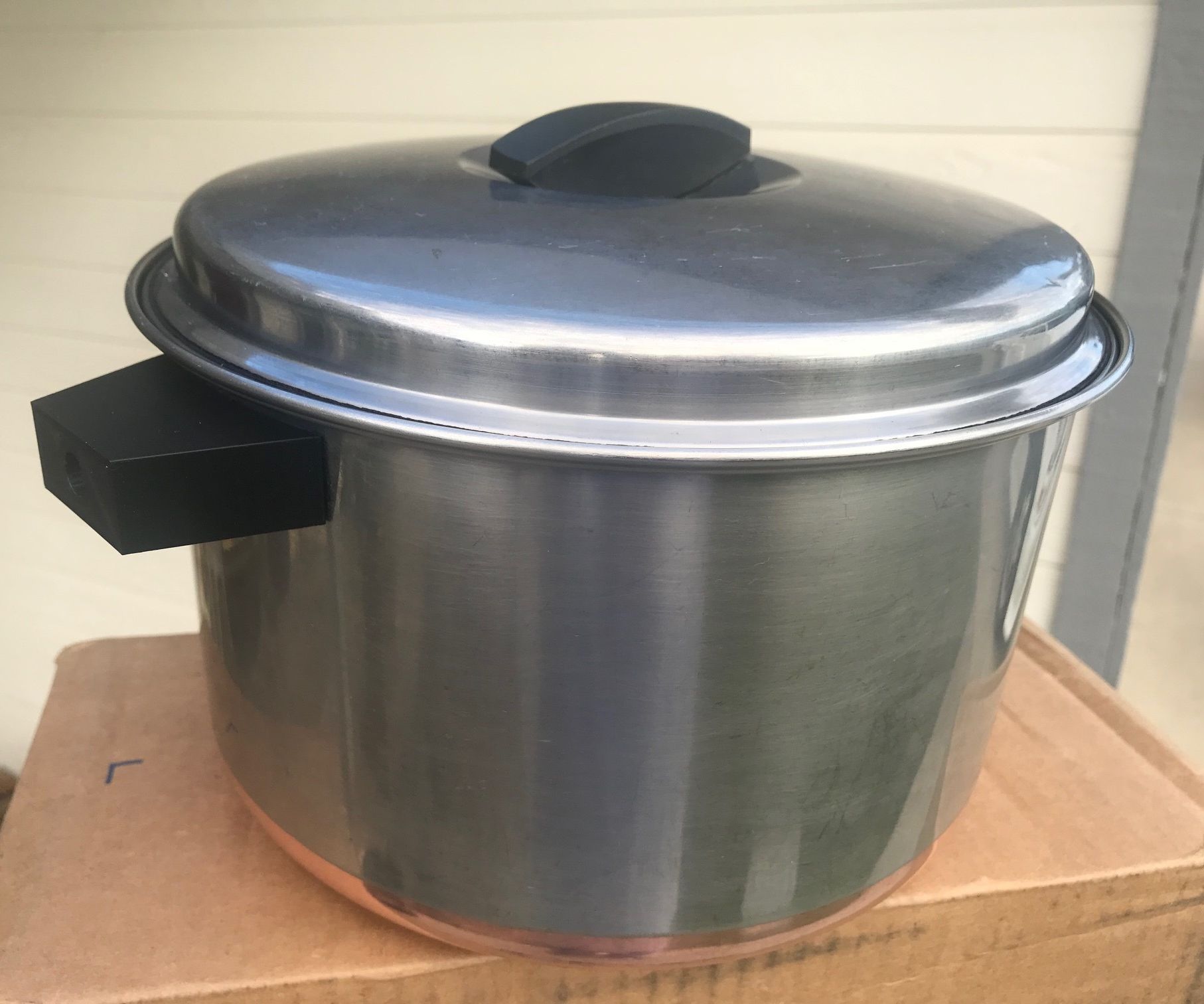 3D Printed Replacement Handles for a Vintage Pot.