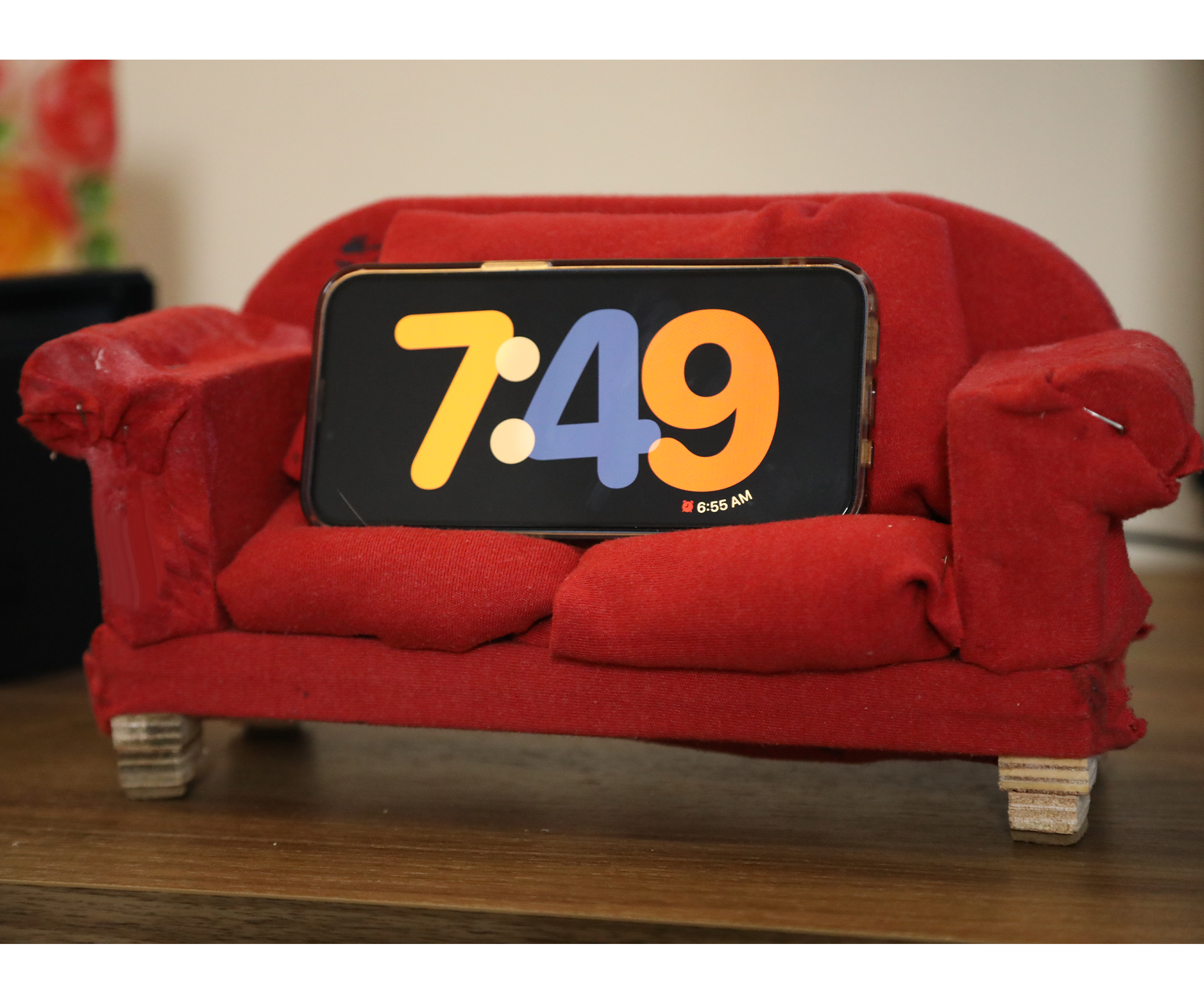 Mini-Sofa Phone Stand With Hidden Charger