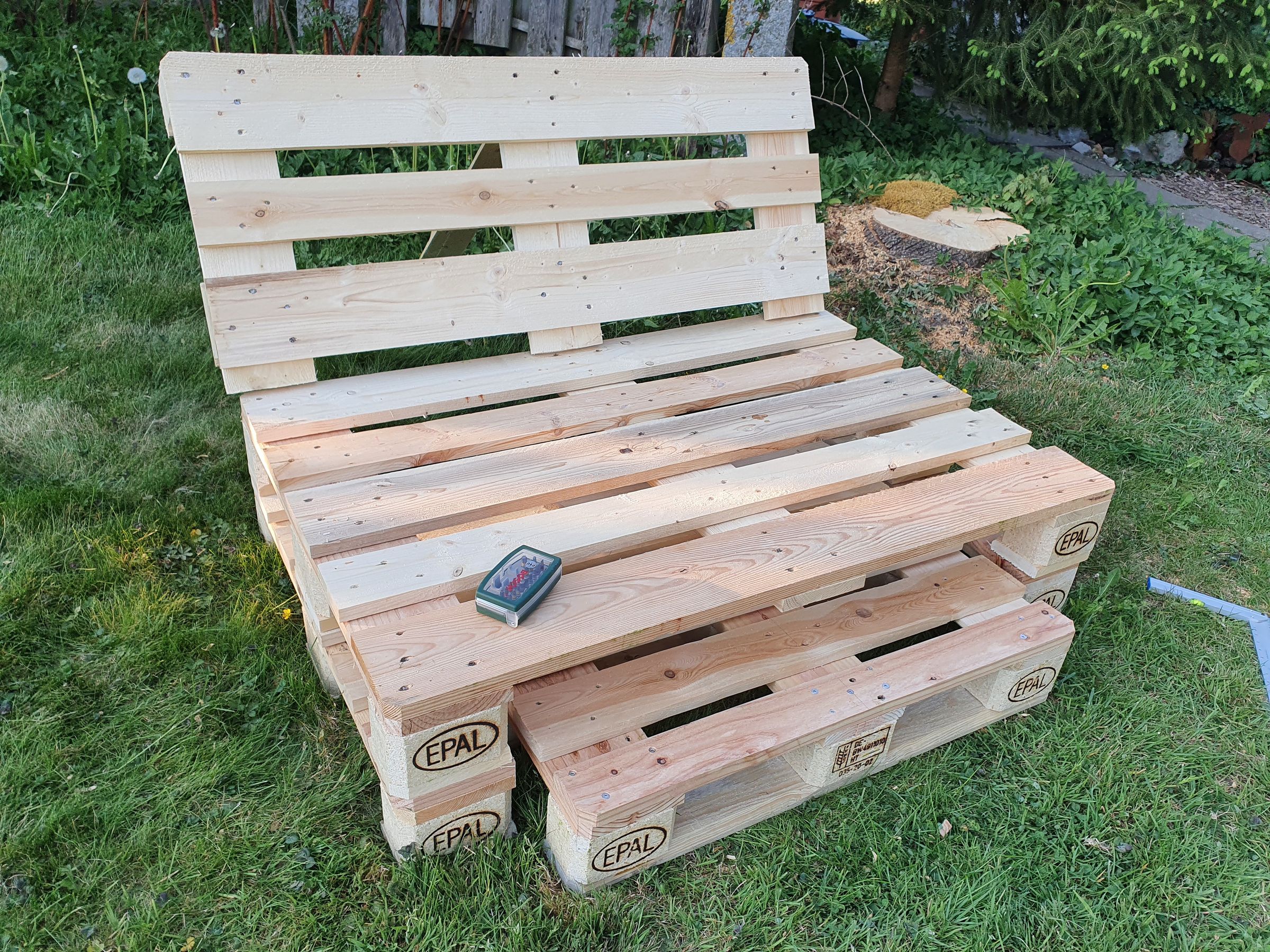 Palettensofa Mit Hocker, Beleuchtung Und Verstellbarer Rückenlehne 4