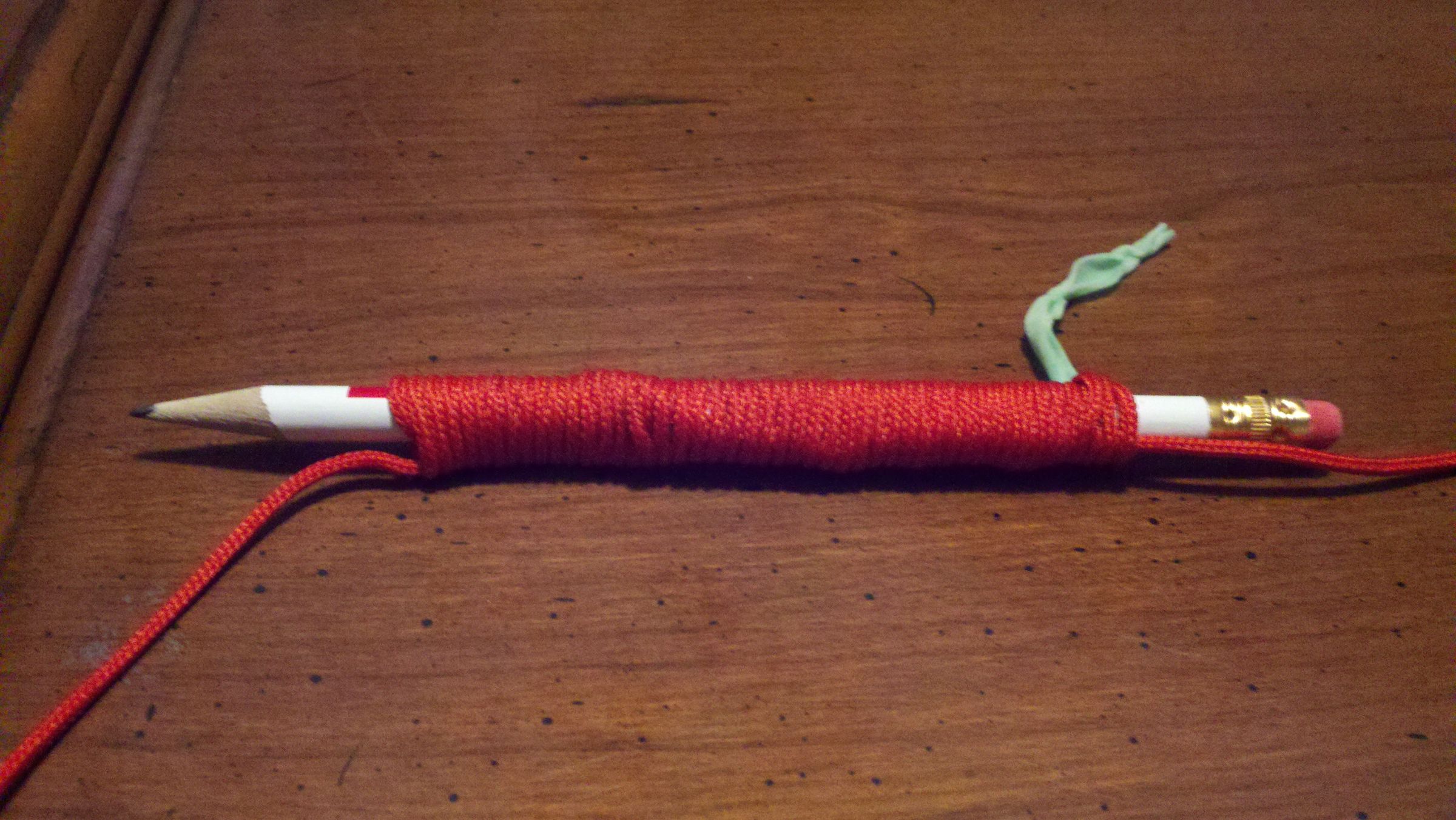 Easy paracord pen/pencil storage