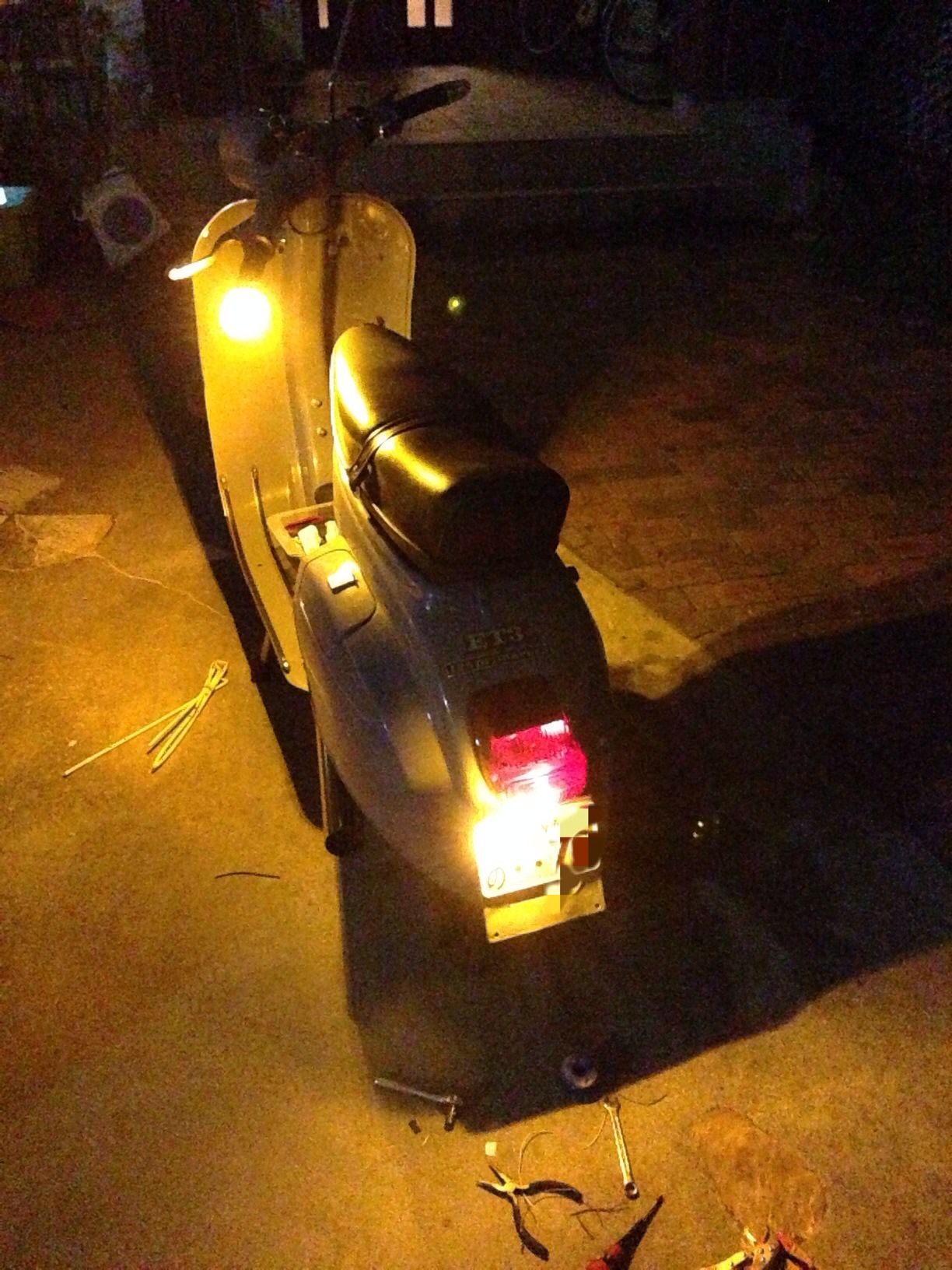 The Cheapest and Easiest Way to Upgrade Turn Signal Lamps of Vespa Vintage Series(50,100,125 Primavera,ET3) to LEDs.