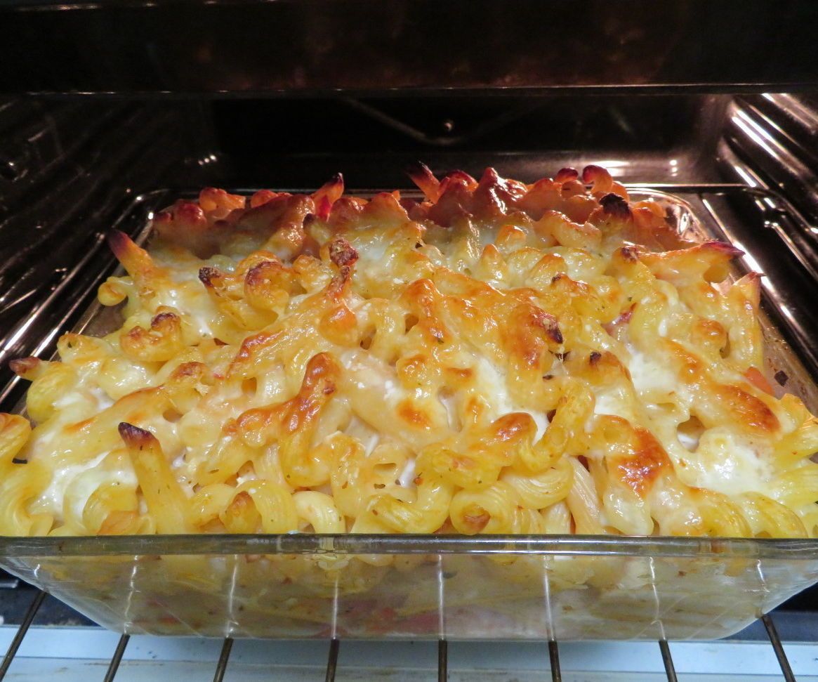 Very cheesy tomato pasta bake