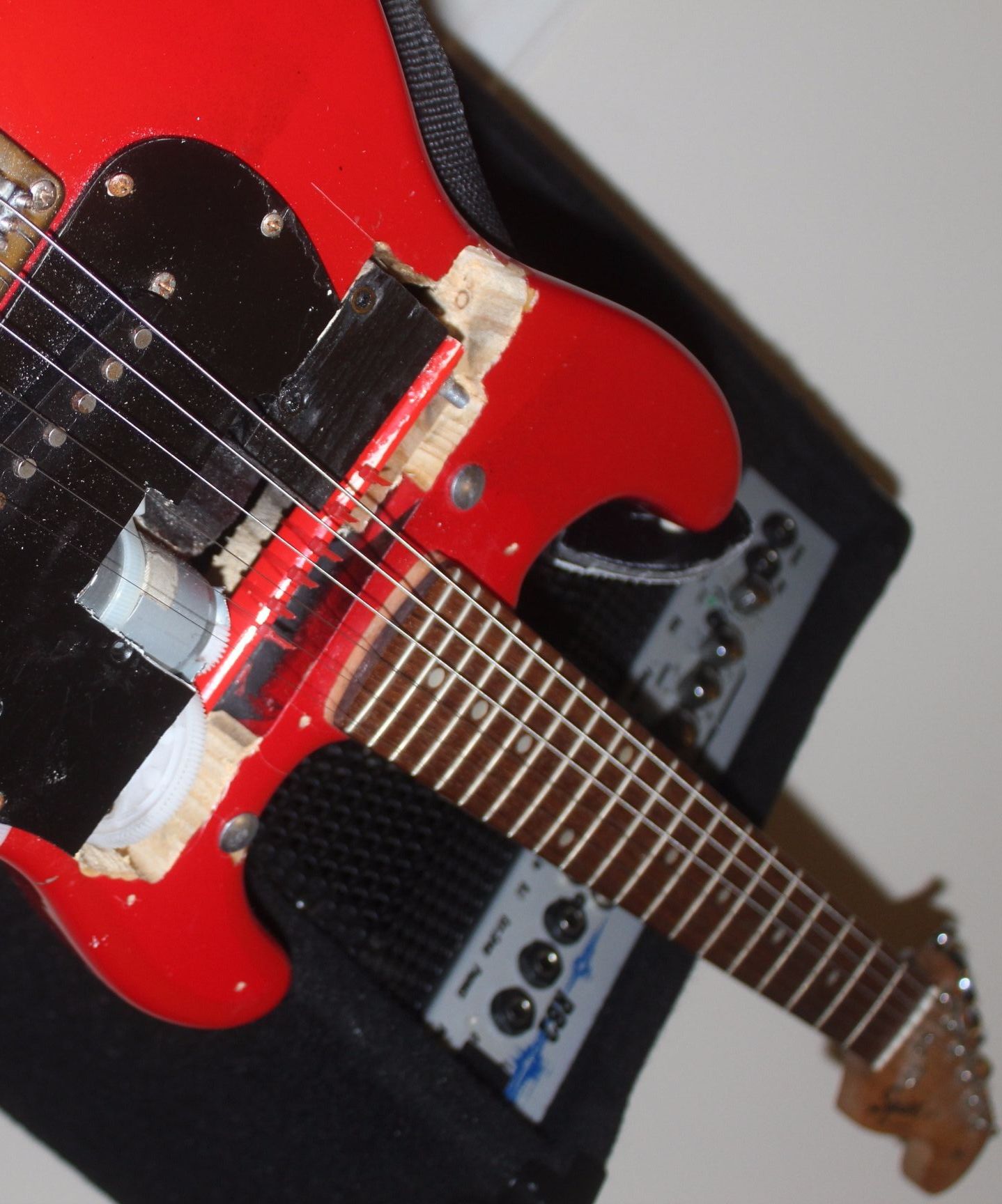 The Worlds First Self Strumming Guitar