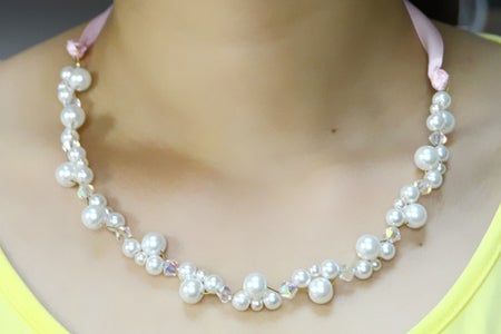 The Sparkling Ribbon and Pearl Necklace Is Like This: