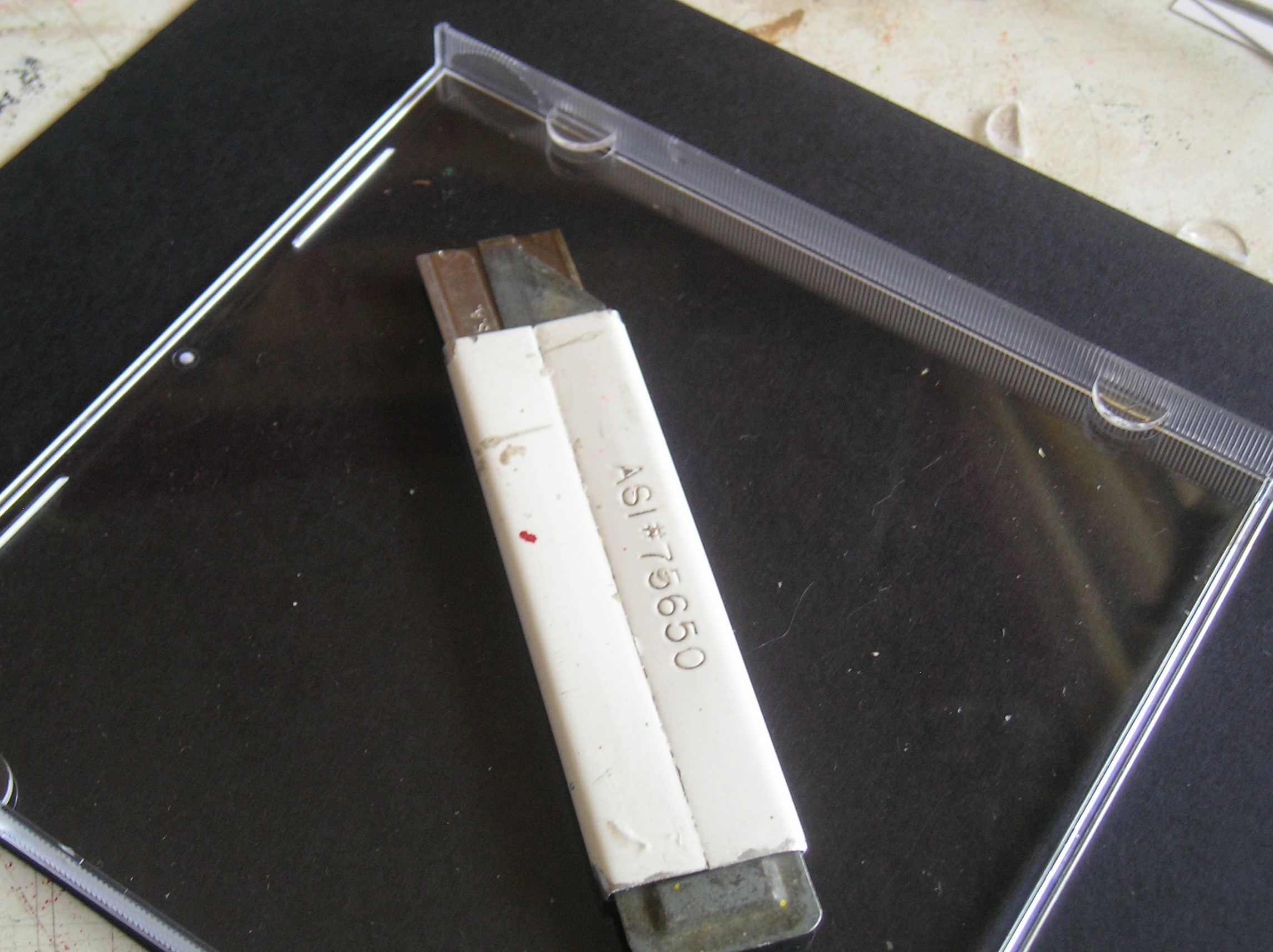 How to Recycle Jewel or CD Cases Into Picture Mounts 7 Steps