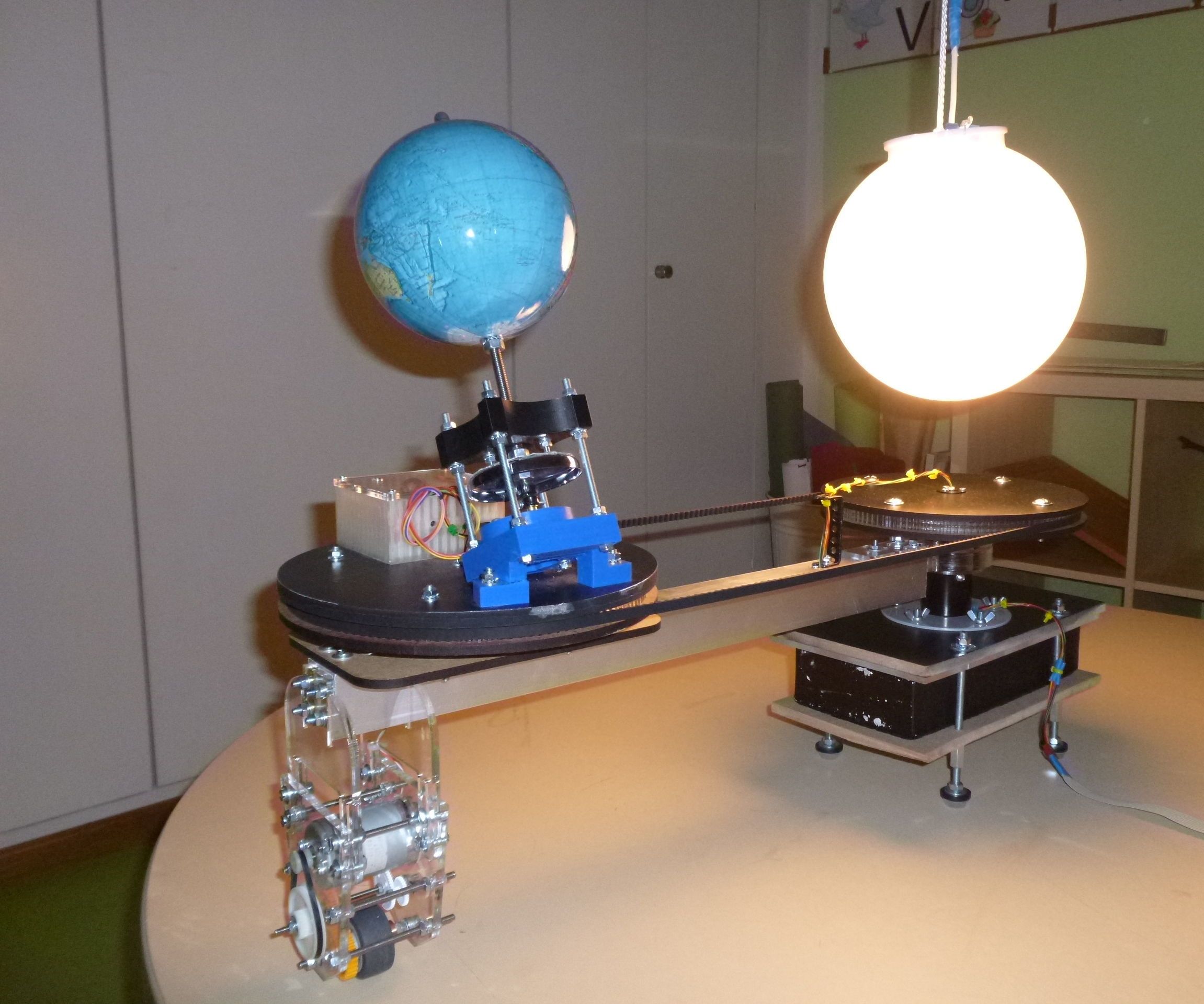 Galileino 1 - Hardware Simulator of Earth and Sun in Motion 