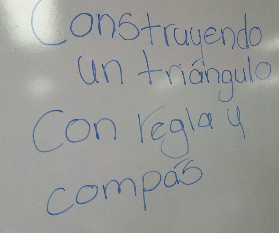 Contruyendo Un Triángulo Con Regla Y Compás