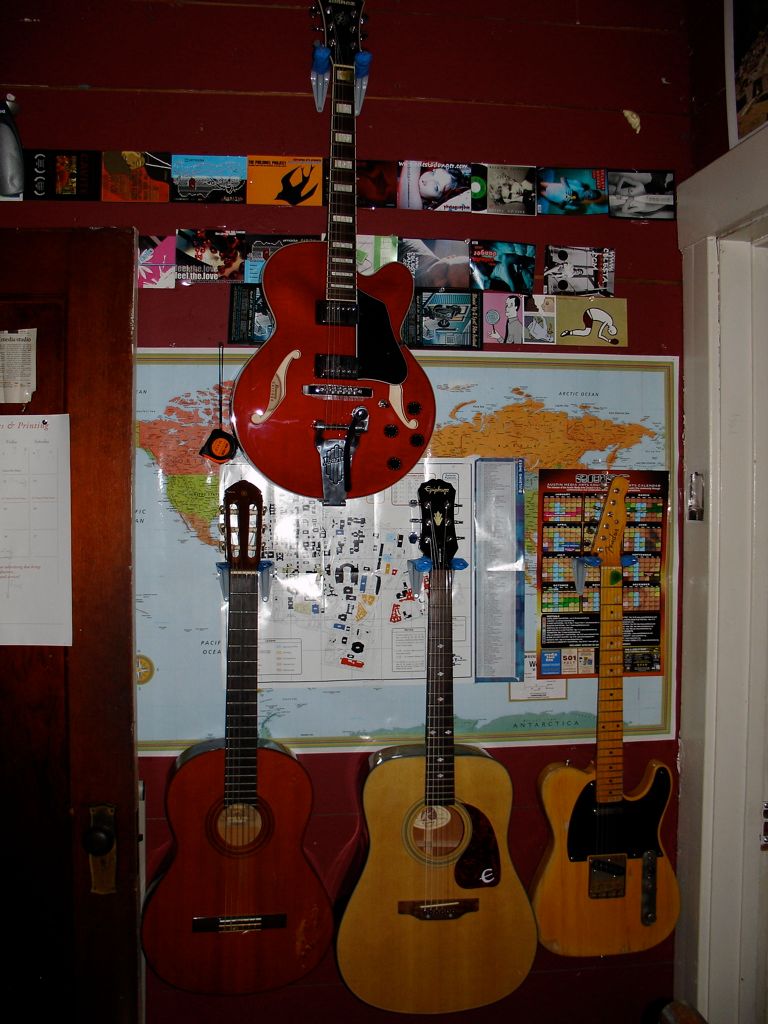 Ghetto Style Guitar Wall Hanger