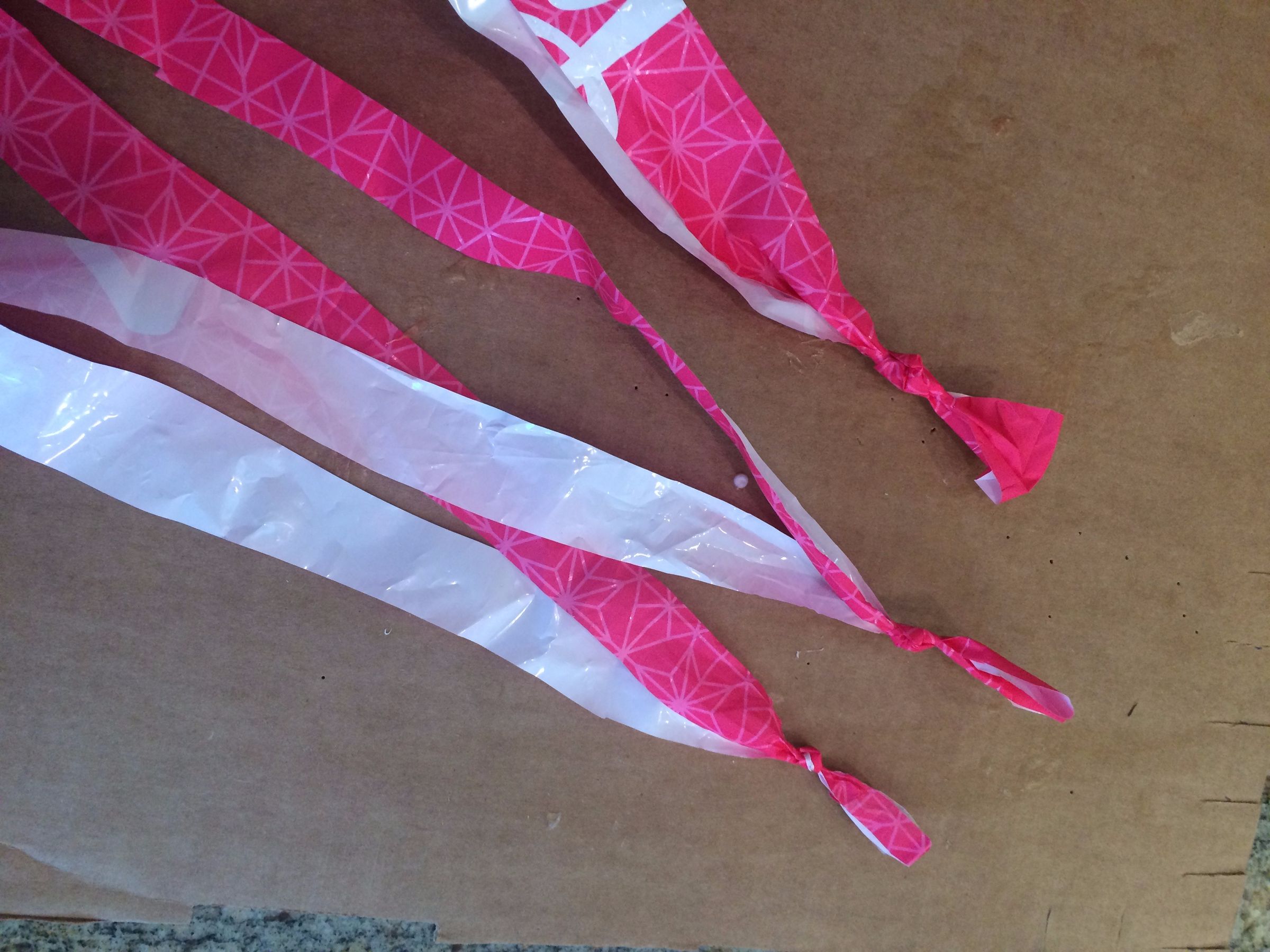 Reusable Grocery Bag Woven Out of Old Shopping Bags! 6 Steps (with