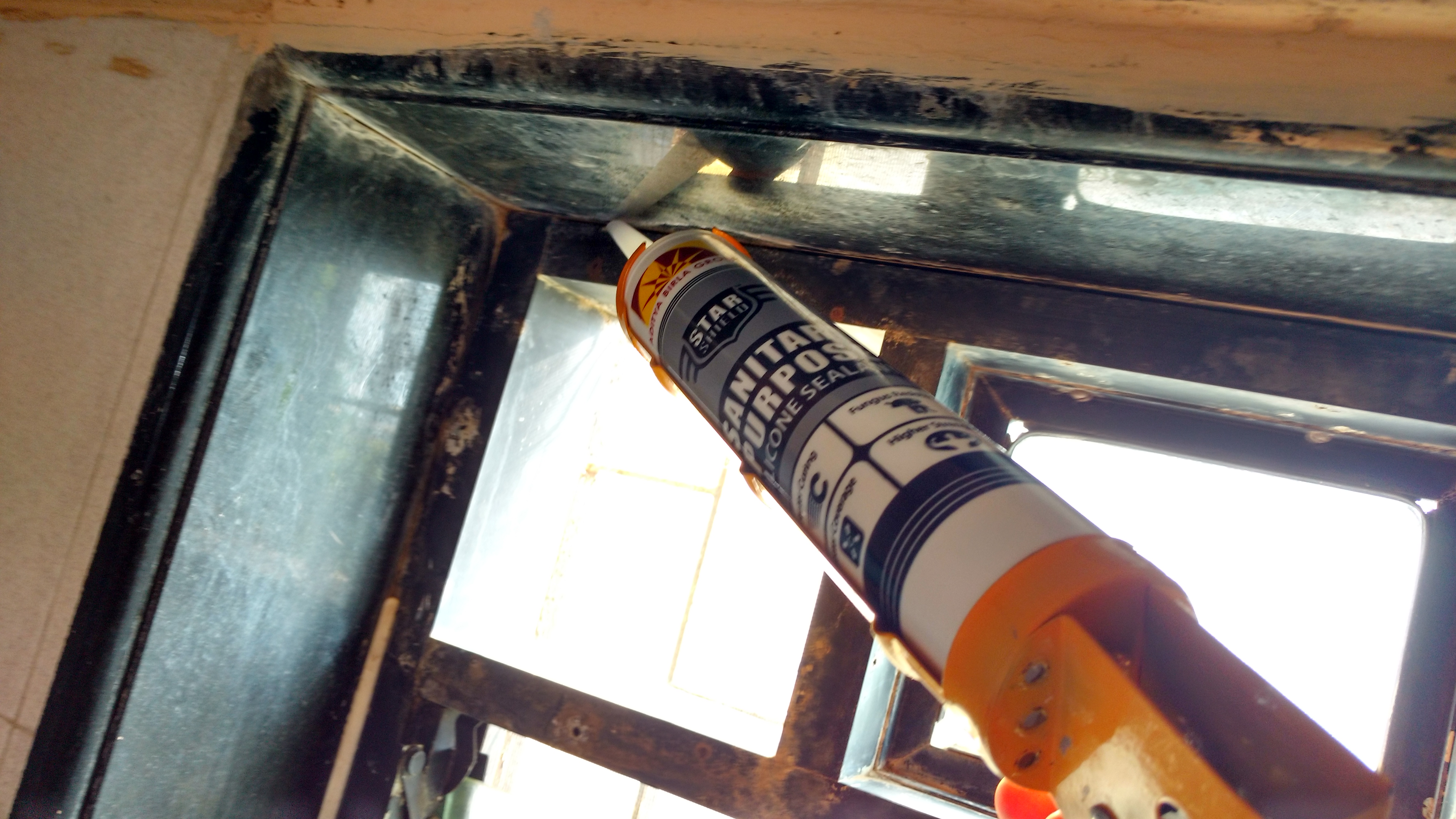 How to Apply Silicone Sealant in Bathrooms, Toilets and Kitchens. 7