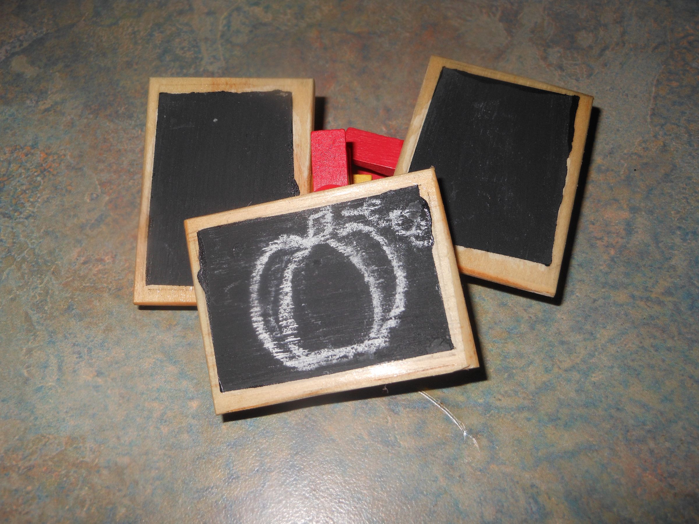 How to Make Mini Chalkboard Clips