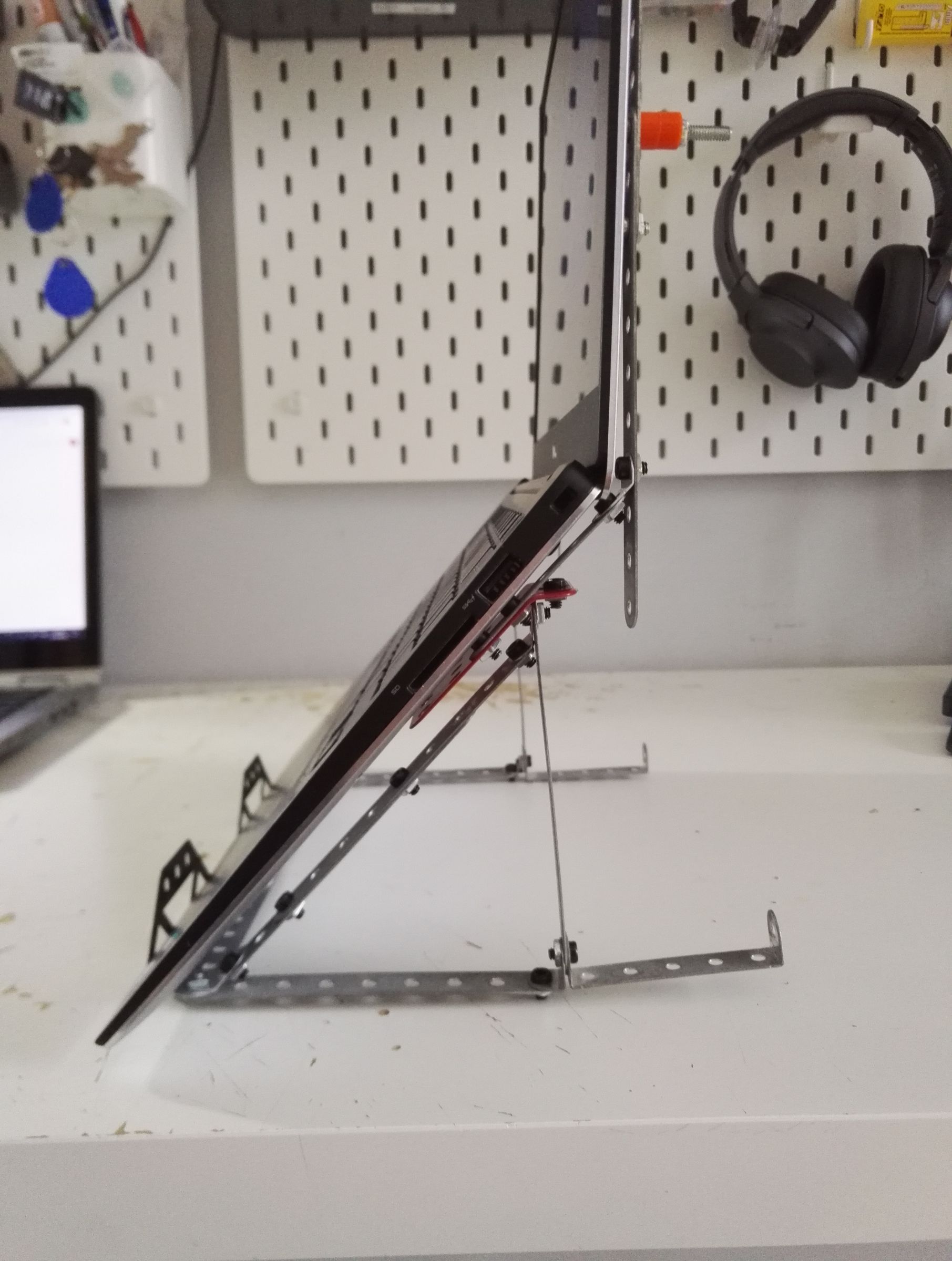 Mecano Laptop Rack Mount/Desk Stand (2 in 1) : 4 Steps - Instructables