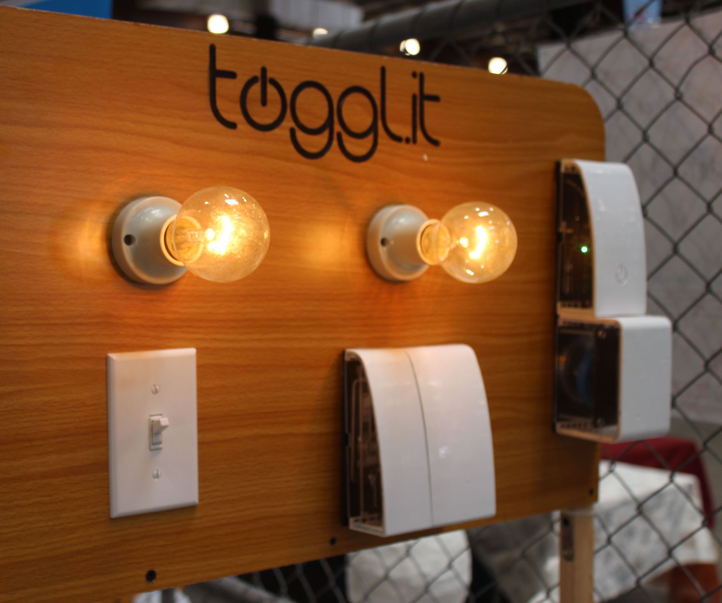 How to control your light switch from your smartphone?