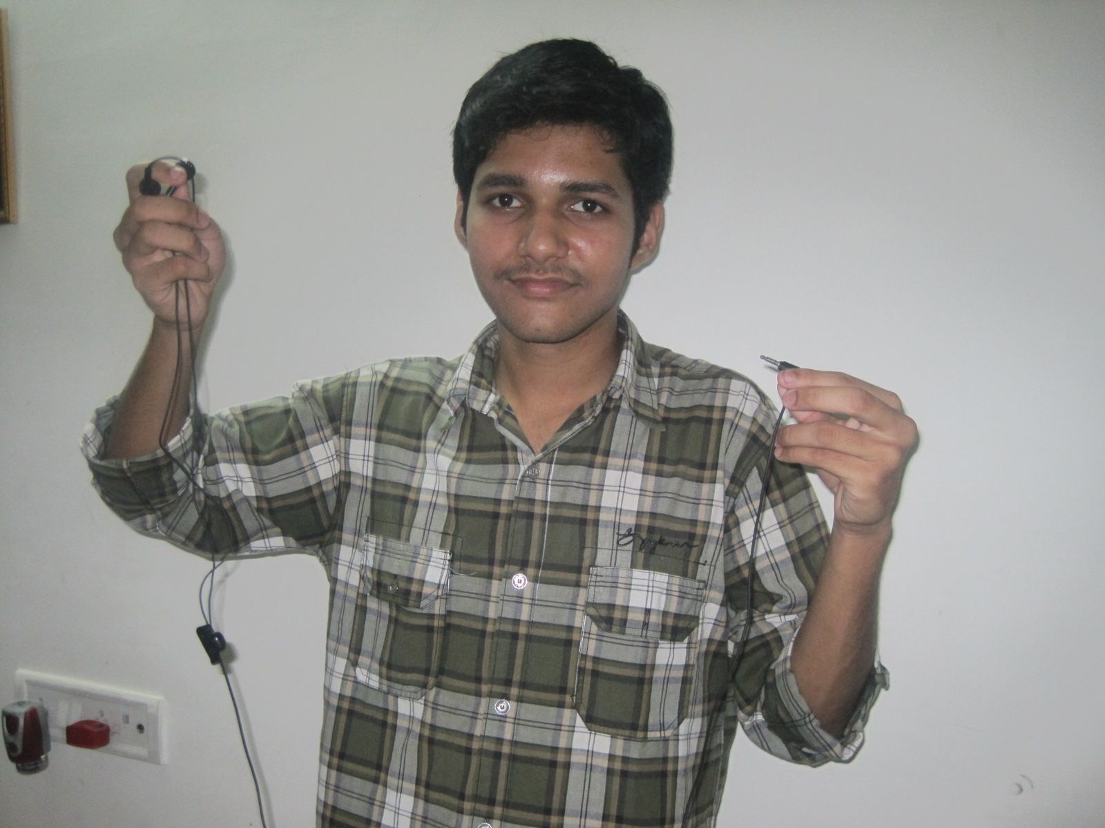 How to Wrap Headphones So They Don't Tangle. Instructables