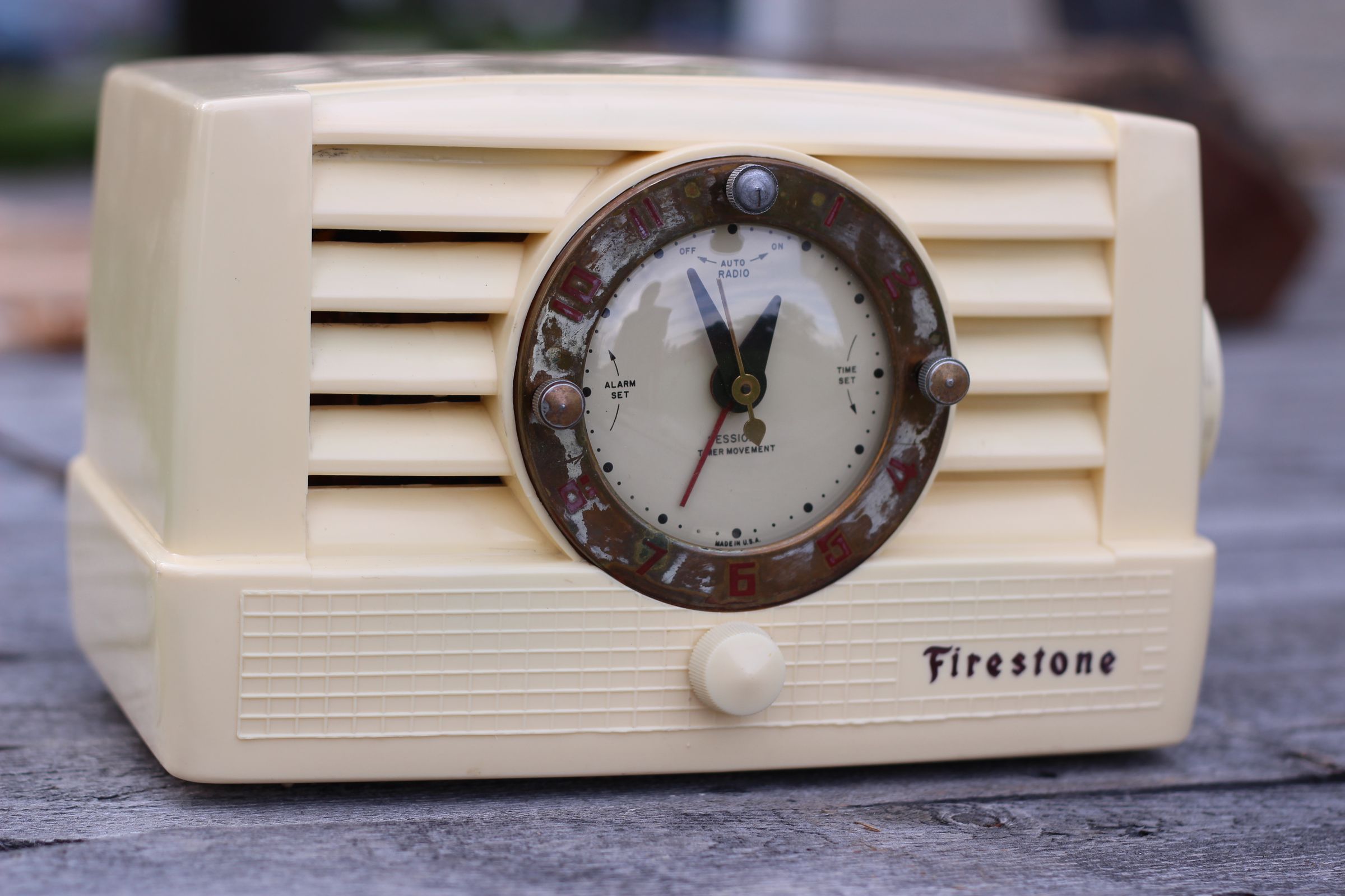 Re-new a Vintage Radio and Restore Its Gleam.