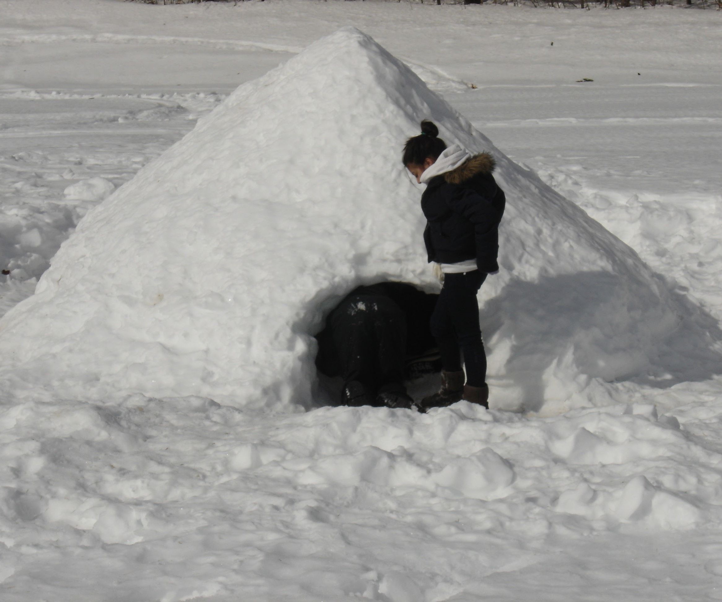 Let's Make a Snow Fort! - Building a Quinzhee