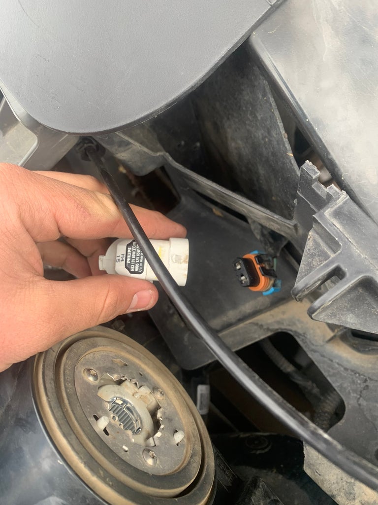 Replacing Headlight Bulb 2005 Silverado : 6 Steps - Instructables