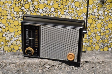 How to Repair and Revive an American Made Zenith Transistor Radio.