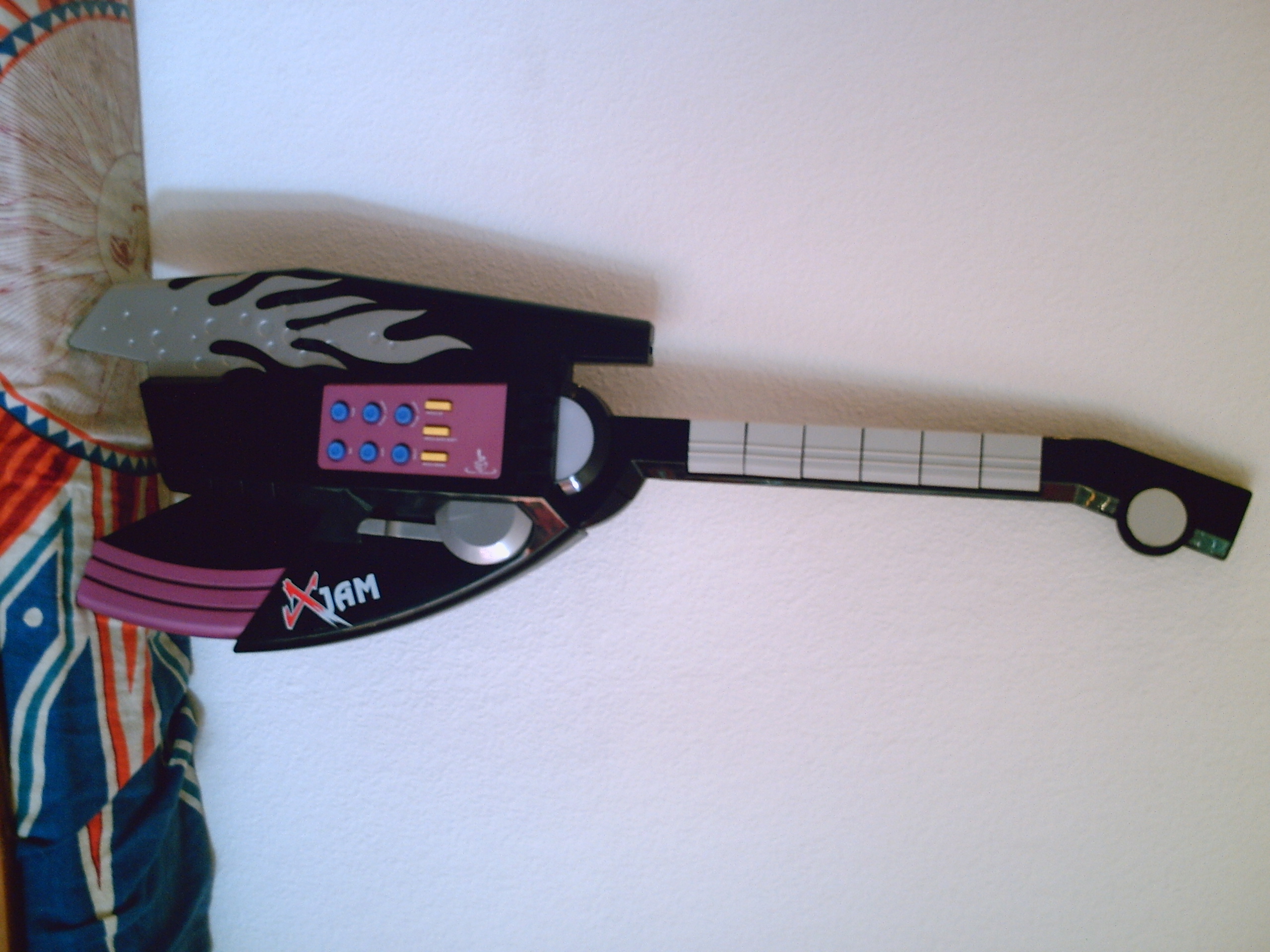 Laser-synthitar From a Guitar-hero-like Toy Guitar : 6 Steps
