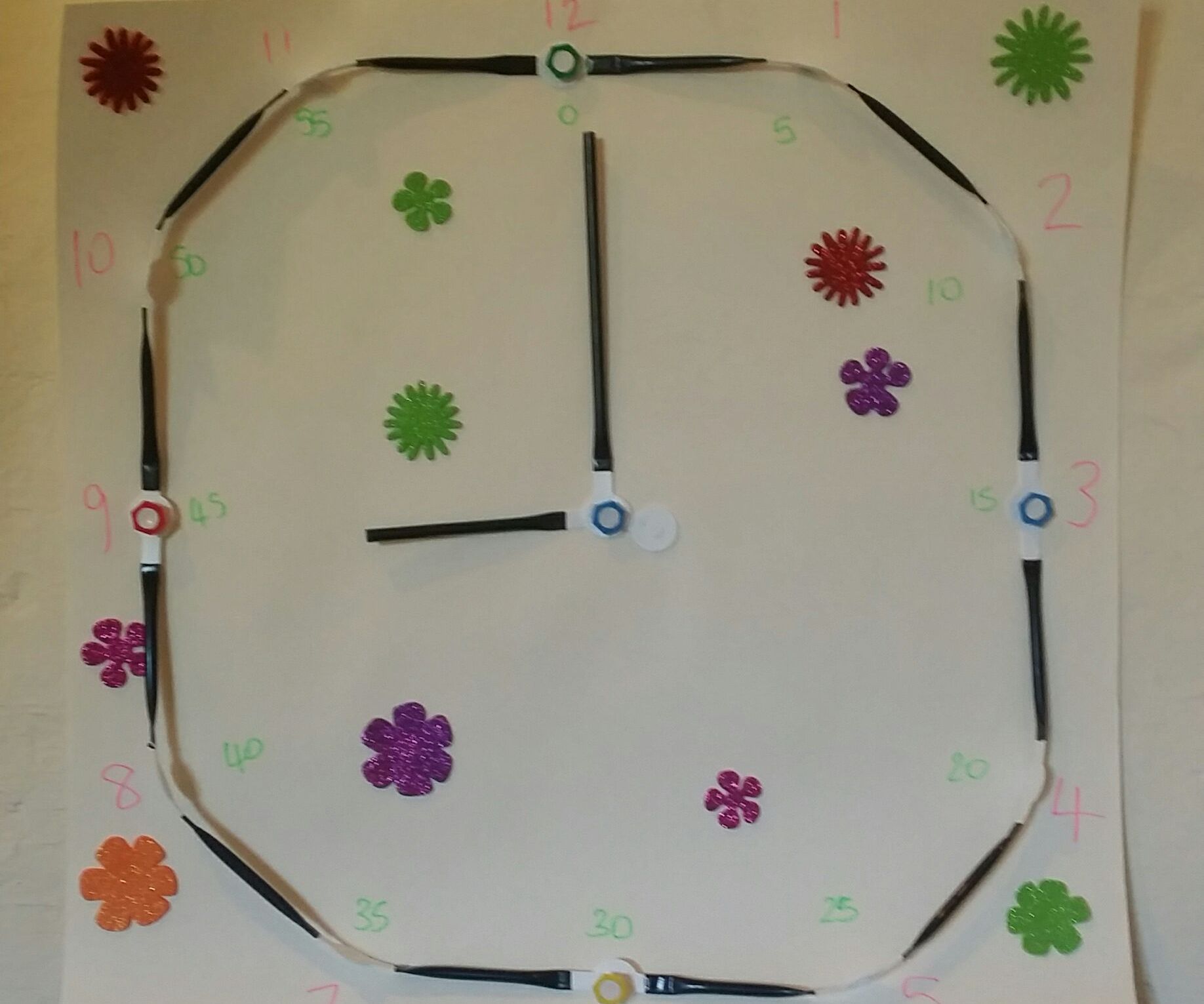 Teach a child to tell the time with a Strawbees clock