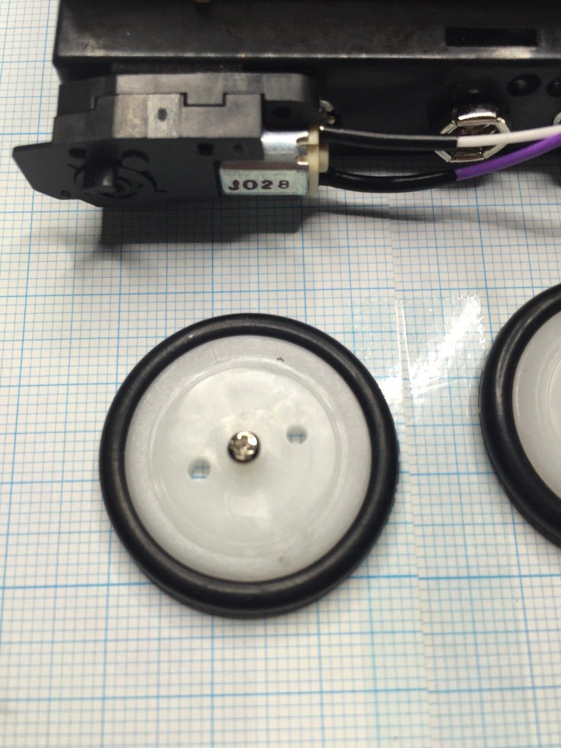 リード線付きギアモータ・タイヤセットのタイヤネジ止め