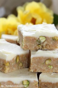 PASSIONFRUIT & PISTACHIO SLICE