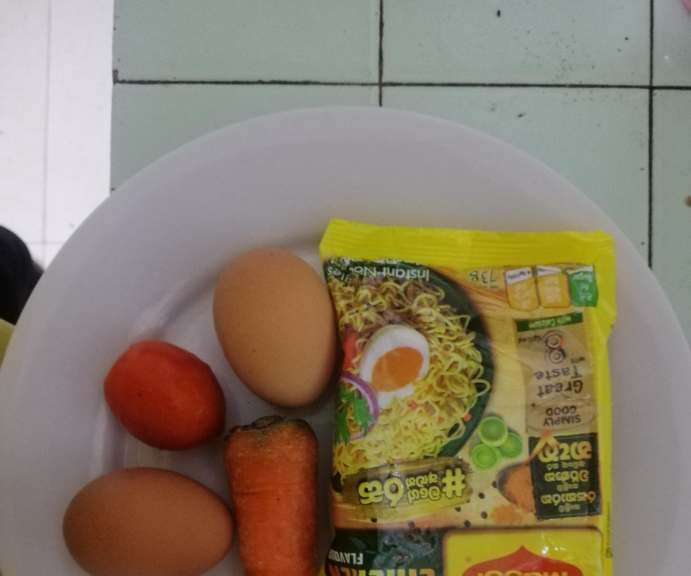 Instant Noodles With Eggs, Carrot & Tomato