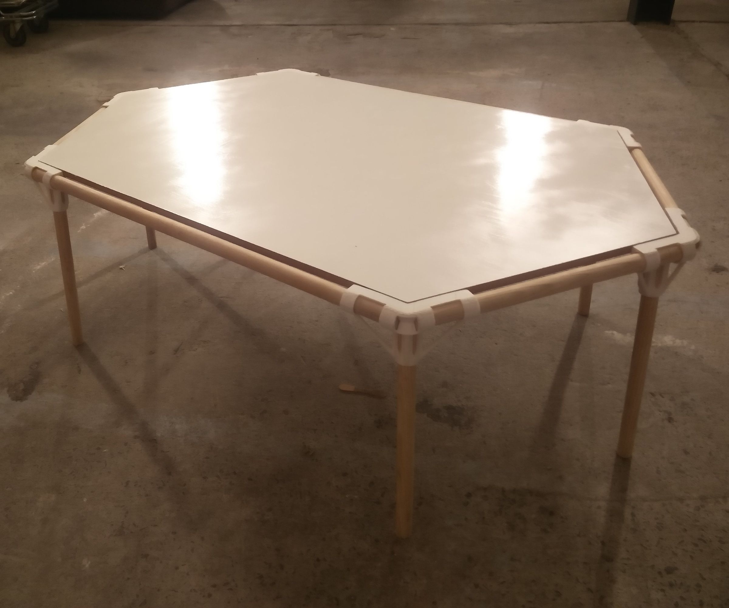 Screwless Hexagon Table using 3D printing