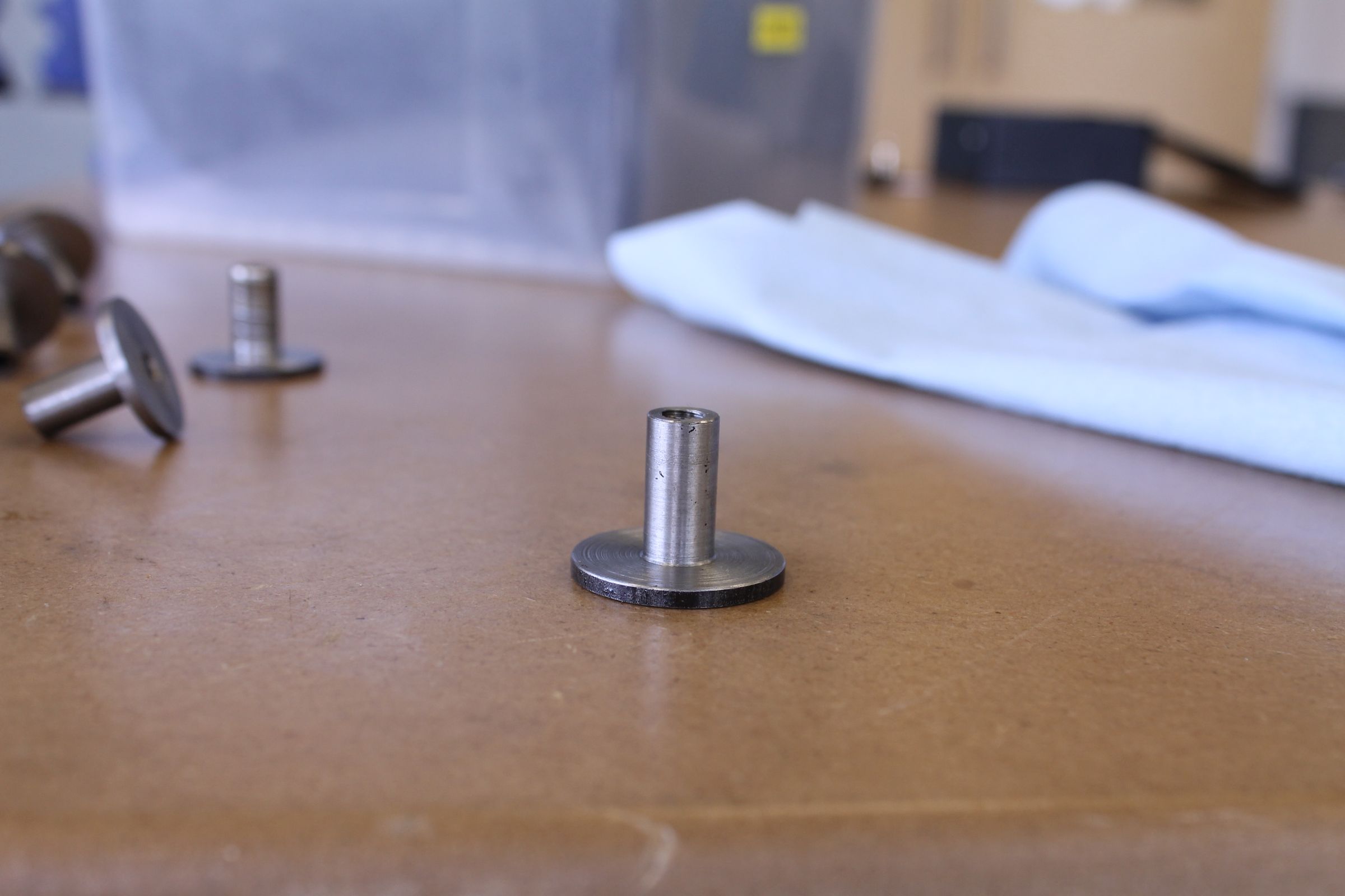 How to Decrease the Diameter of Bar Stock on a Metal Lathe