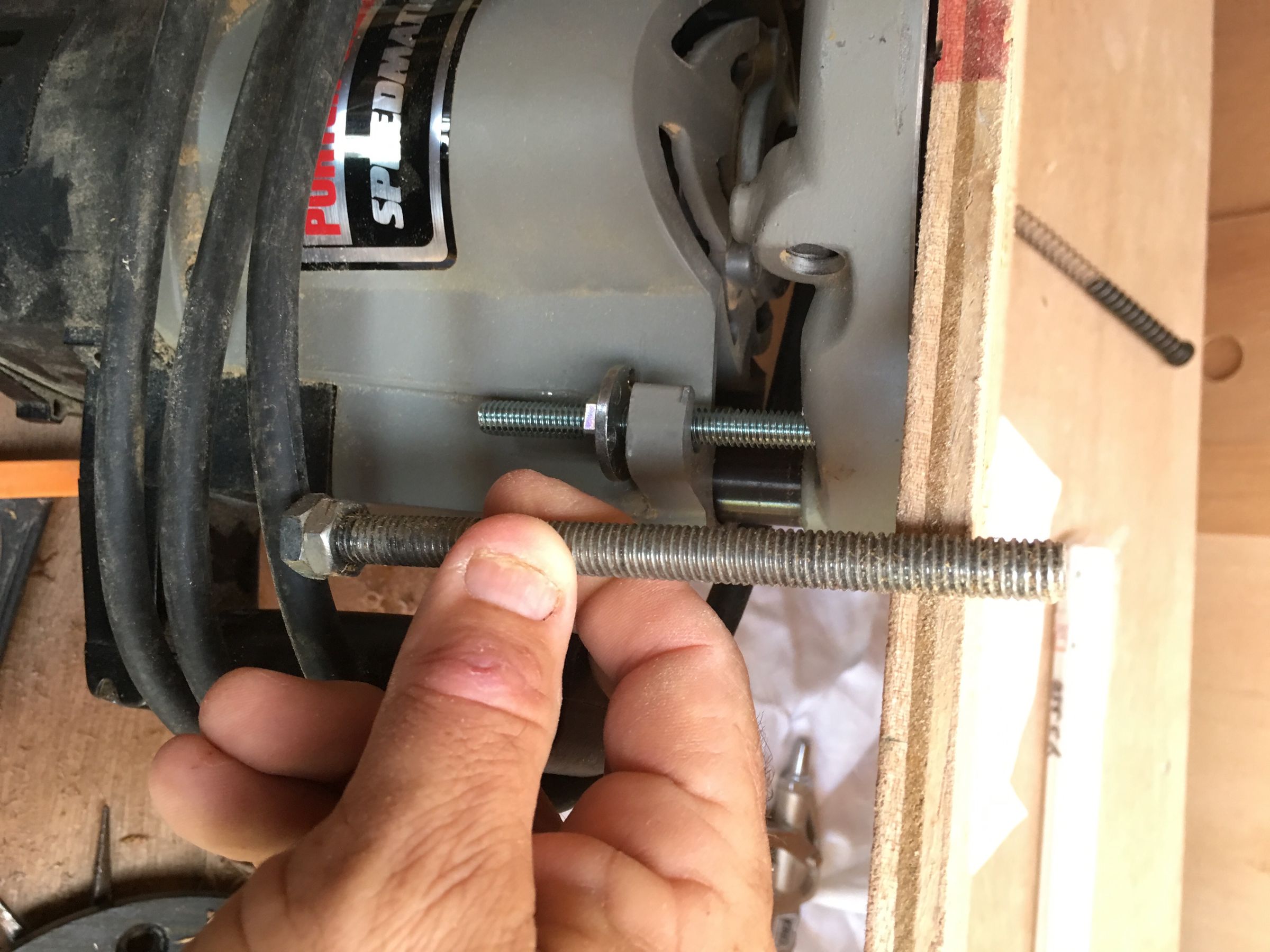 Ultra-cheap Router Lift : 6 Steps (with Pictures) - Instructables