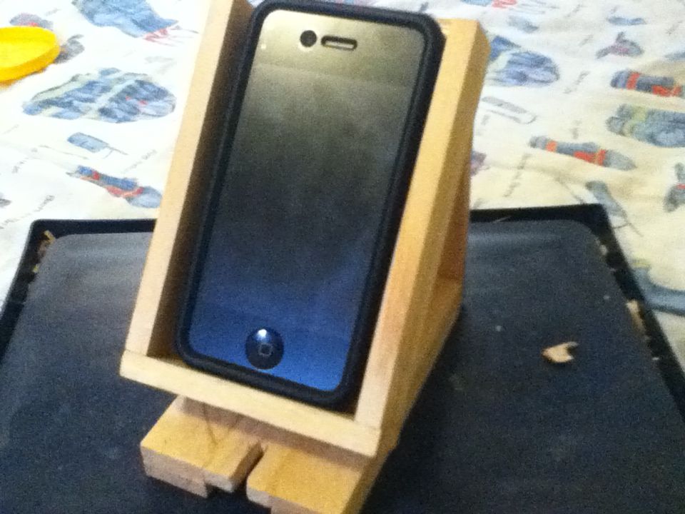 Make Your Own IPhone 4 Wooden Dock / Stand!