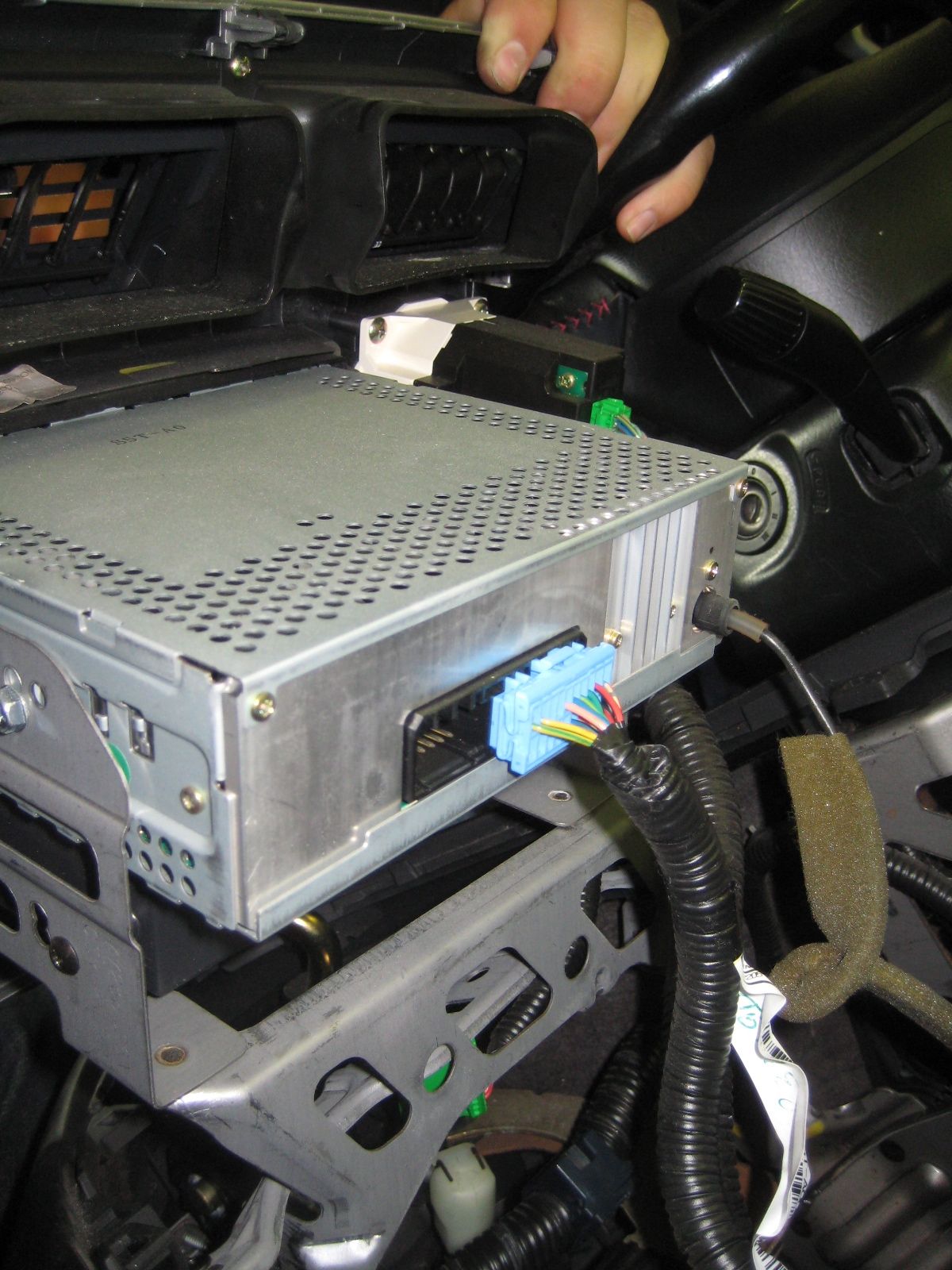 How to Install Sound System in Car IPhone or IPod 6 Steps