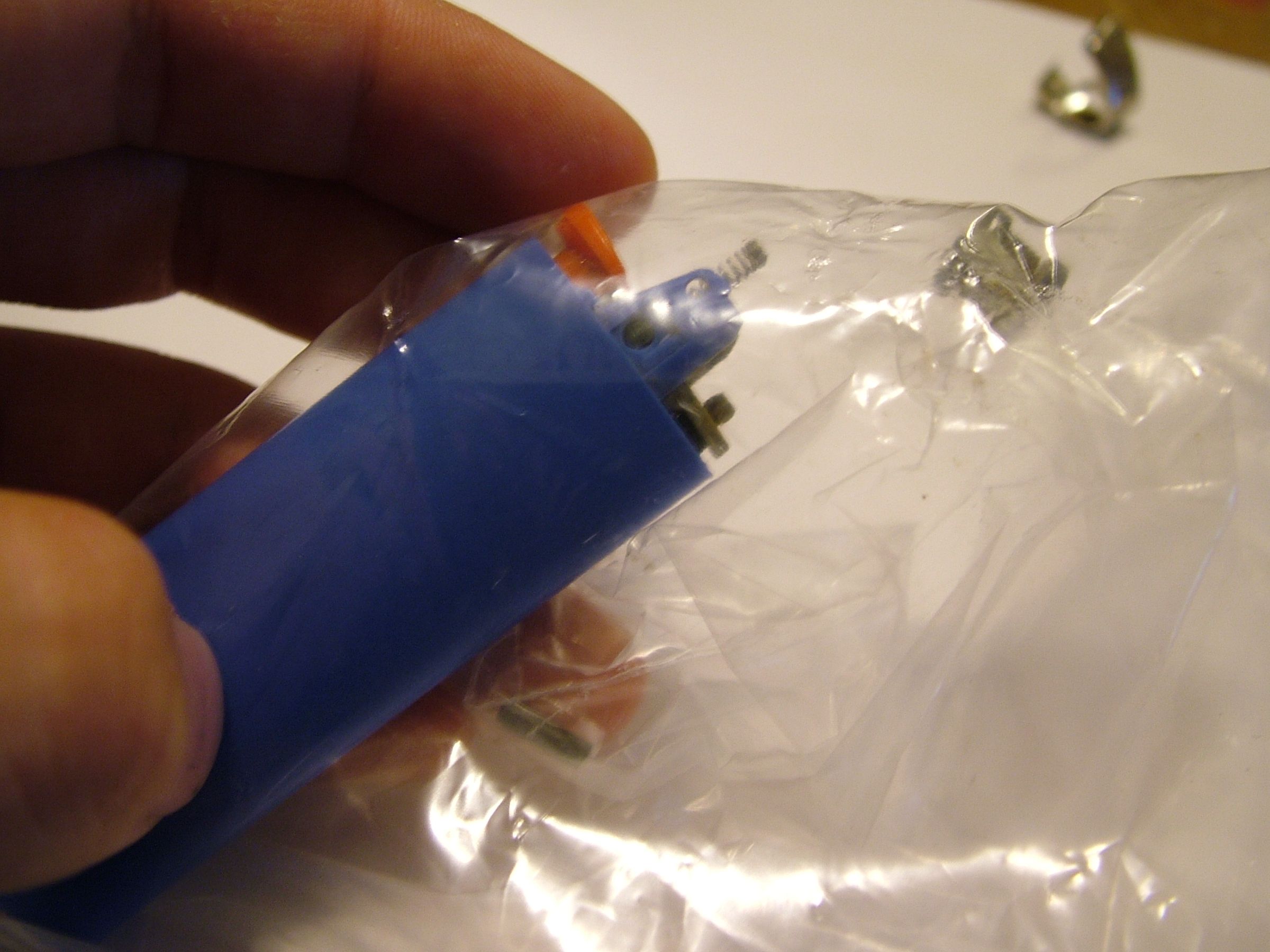 Replace Your Zippo Flint With Flint From a Dead BIC 4 Steps