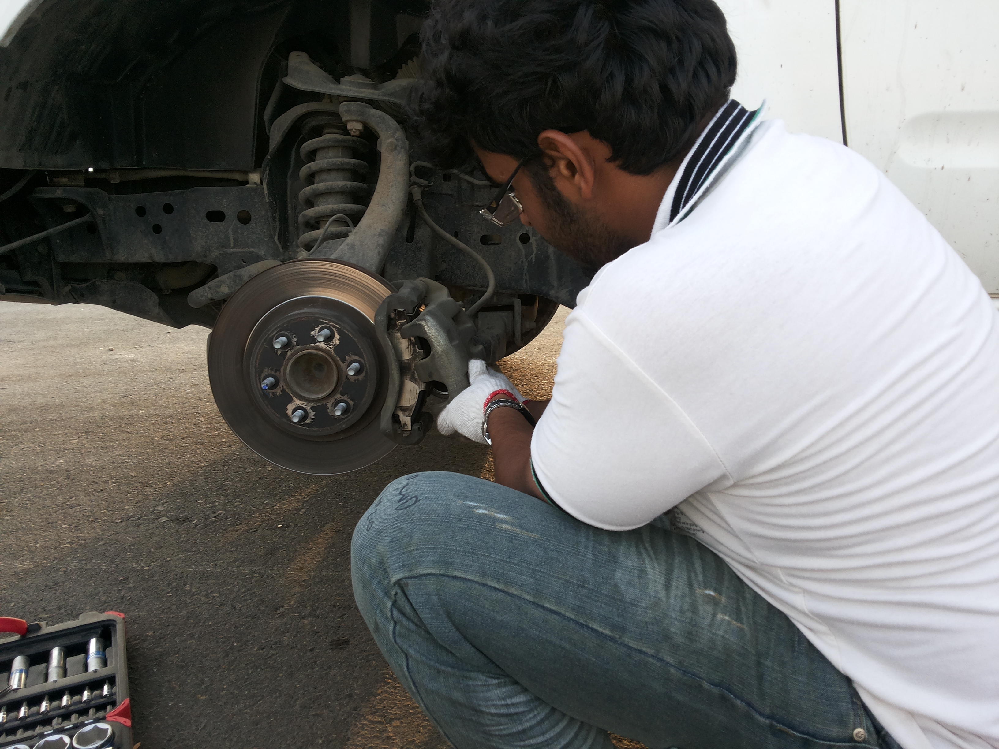 How to Change NISSAN NAVARA Brake Pads. 13 Steps Instructables