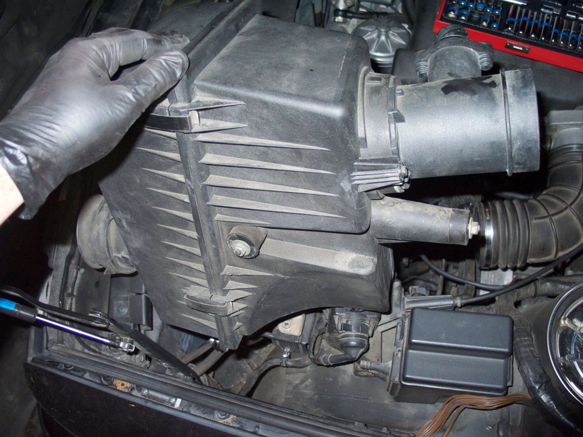 Replace Air Intake Rubber Boot on BMW M50 Engines (E34) 7 Steps