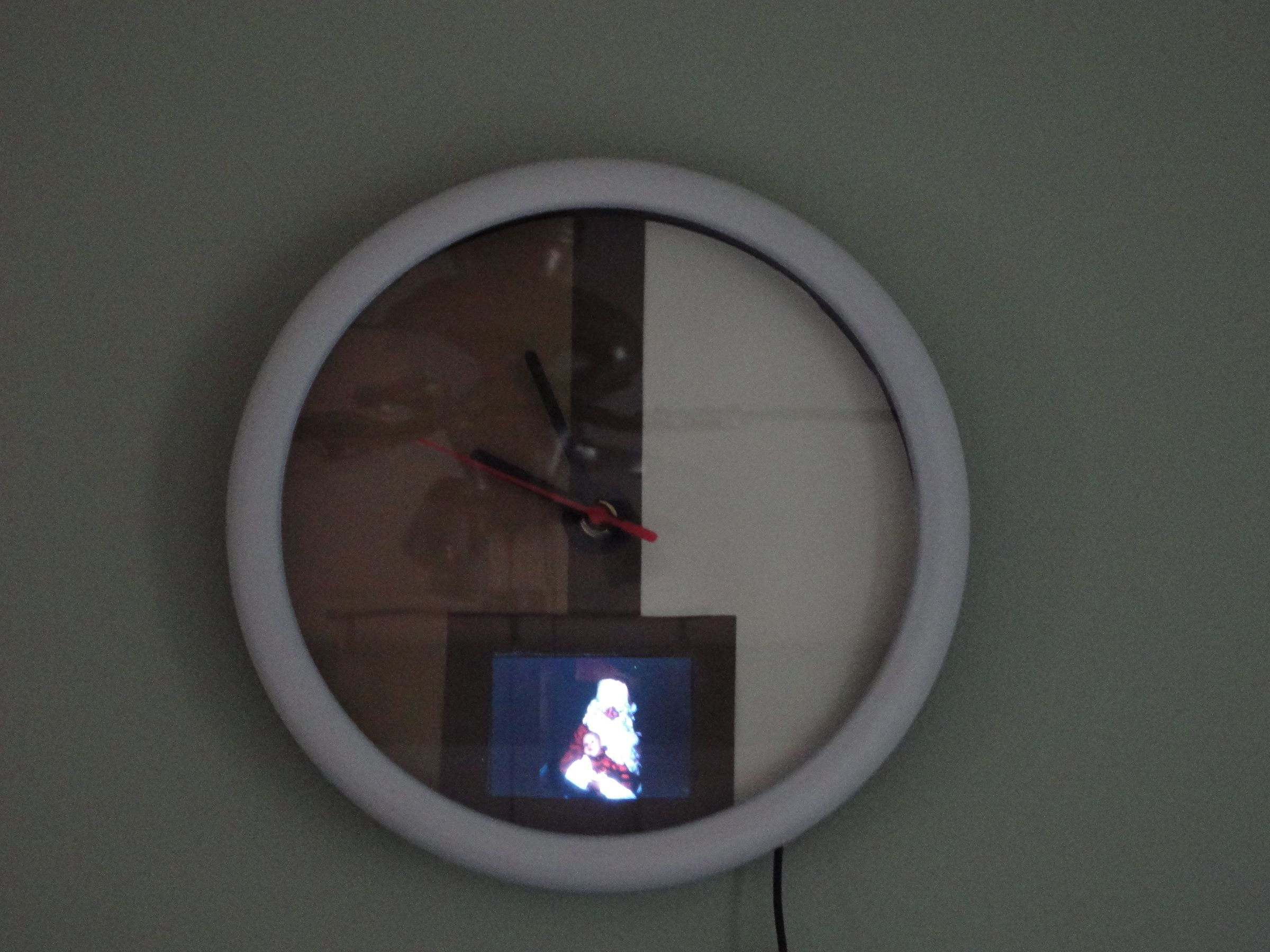 Hack a Digital Frame Into a 2$ Clock