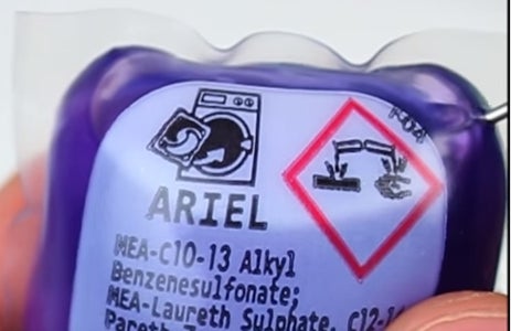 Mixing Cola and Washing GEL Results in a Very Unexpected and Dazzling Reaction!