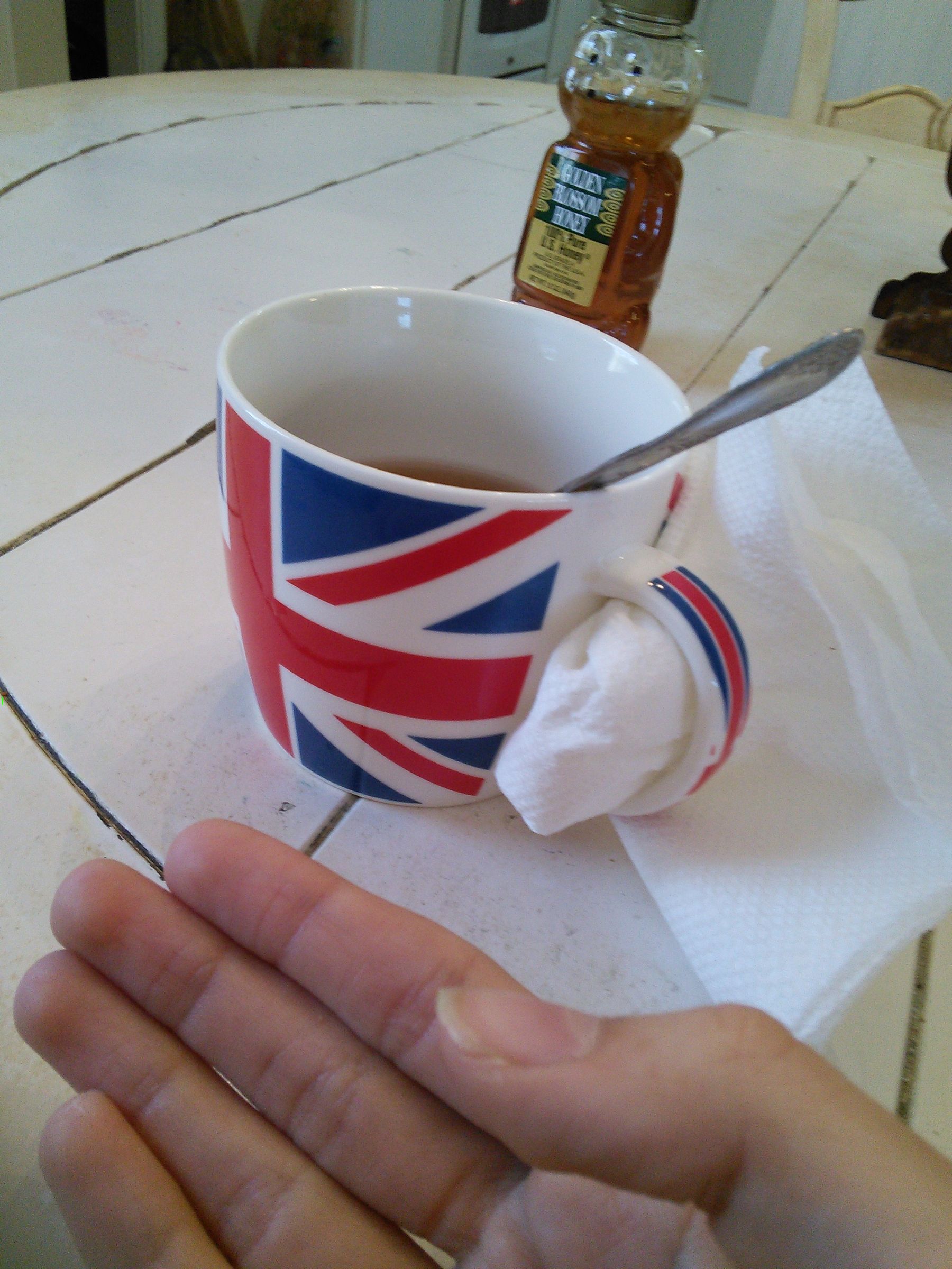 How to Hold a Hot Drink in a Mug