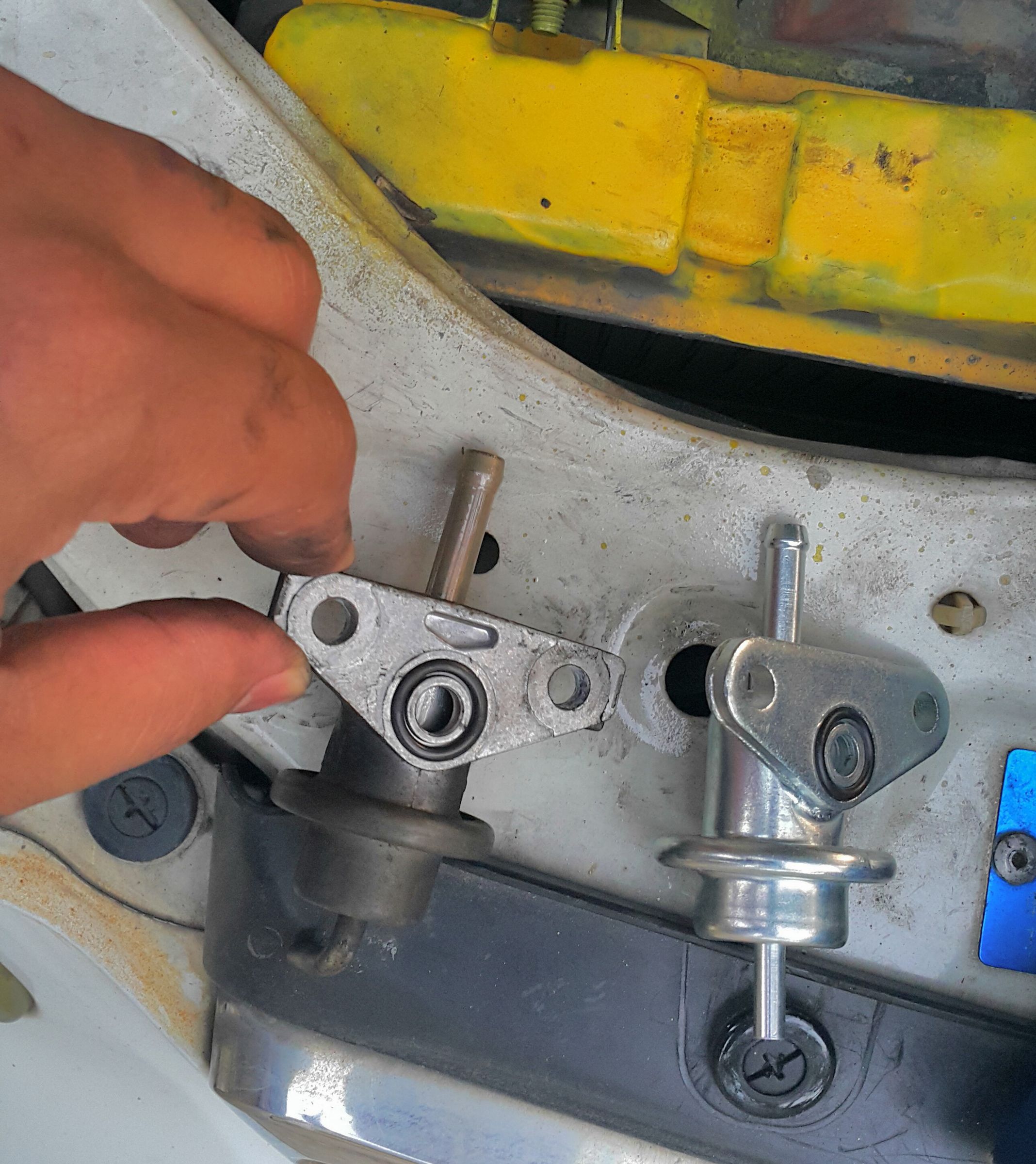 Replacing a Fuel Pressure Regulator (Honda Civic 1999 D16Y7)! 3 Steps