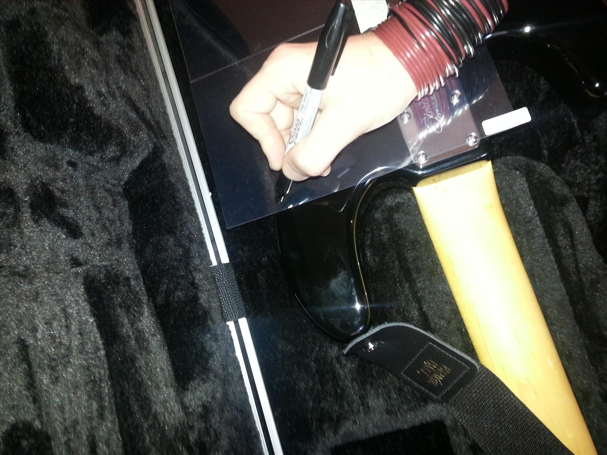 Invisible Guitar Scratch Pad (Buckle Rash Protector) 6 Steps