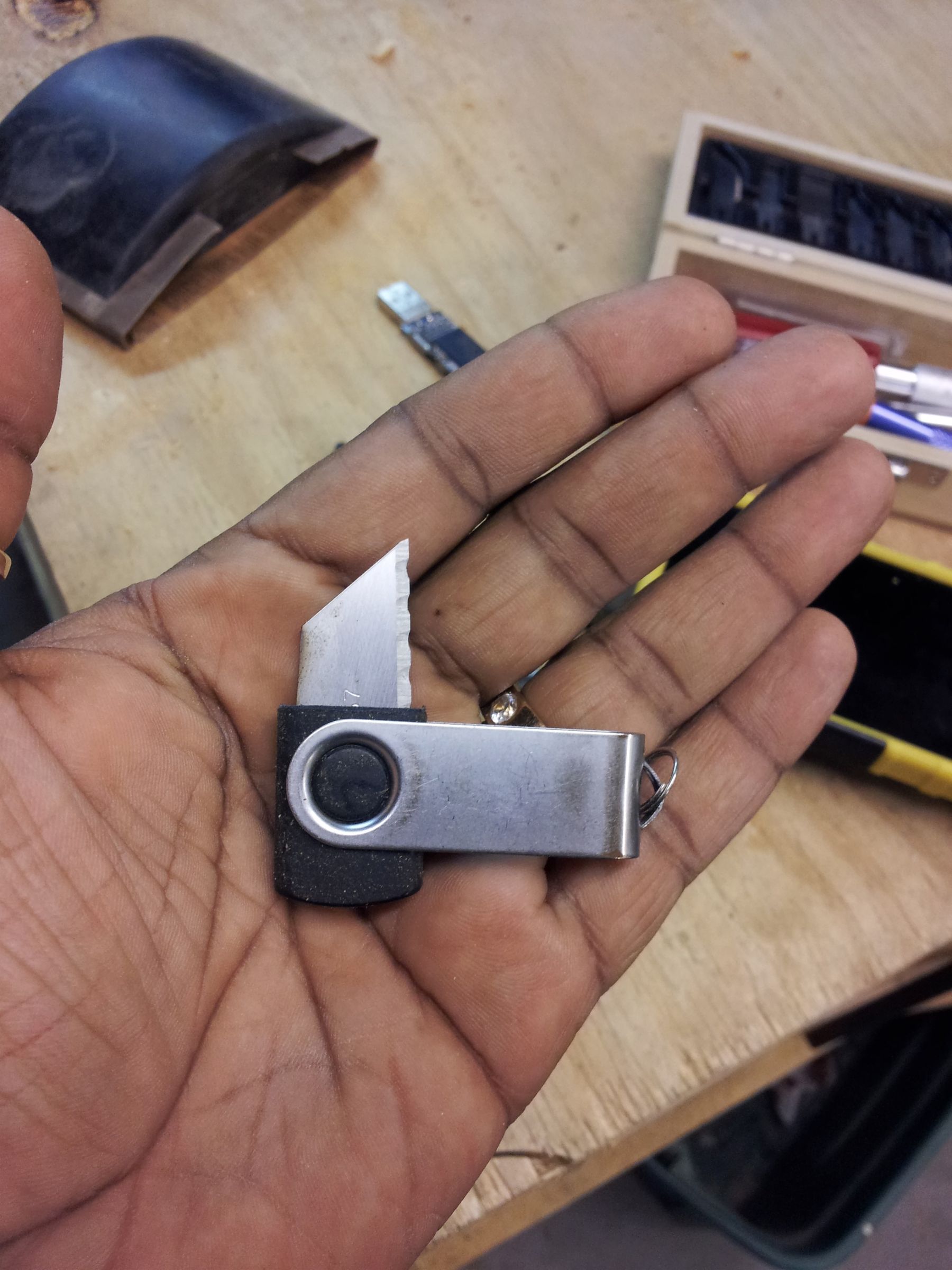 Stealthy EDC USB Razor Zipper Pull 3 Steps Instructables