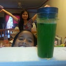 Refreshingly simple pear and kale smoothie