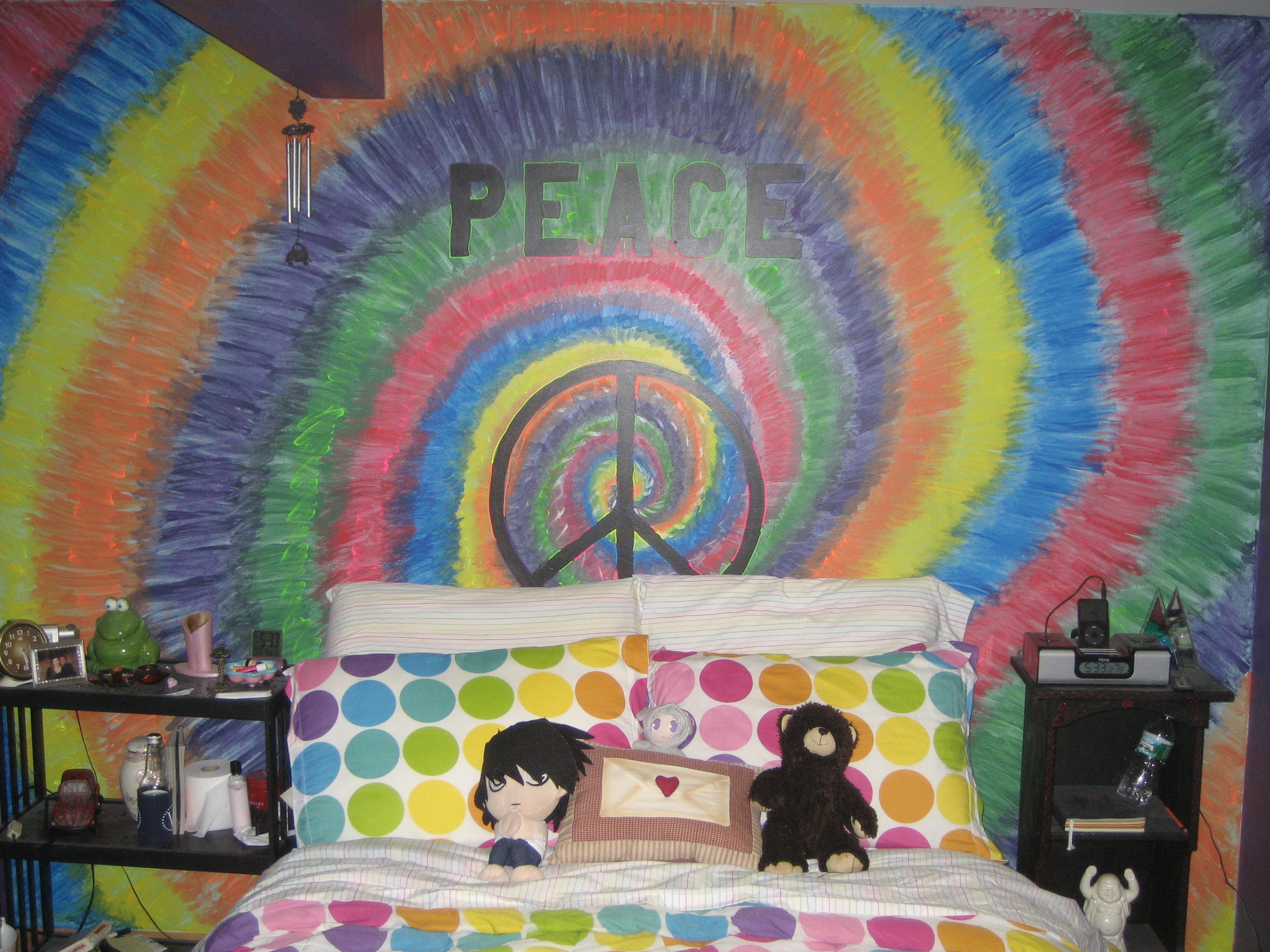 creating tye dye in paint on the wall