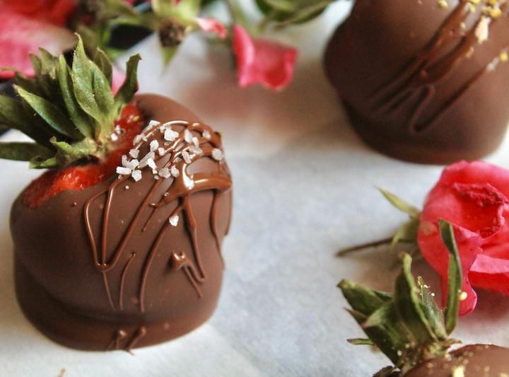 EASY VALENTINE’S CHOCOLATE COVERED STRAWBERRIES W/ SEA SALT + CRUSHED PISTACHIOS