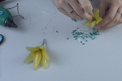Daha sonra, 5 Çiçek Yaprağınıza Sahip Olduğunuzda, İpliği Kullanarak 5'ini Birleştirin ve Bir Çiçek Oluşturun.