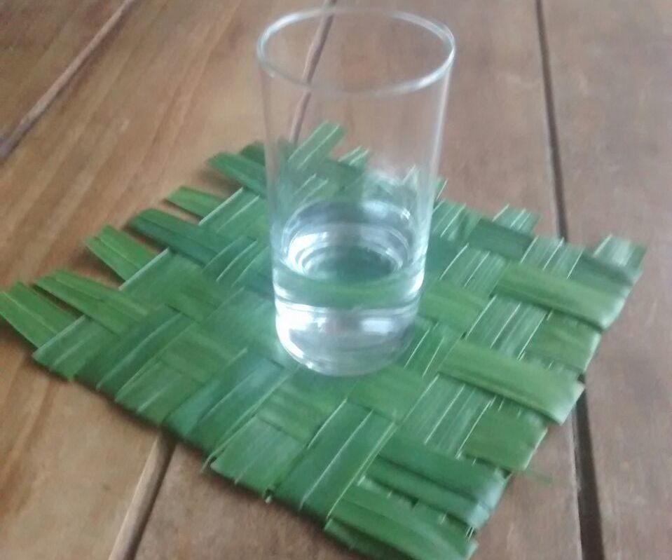 How to make a cup coaster of palm leaves