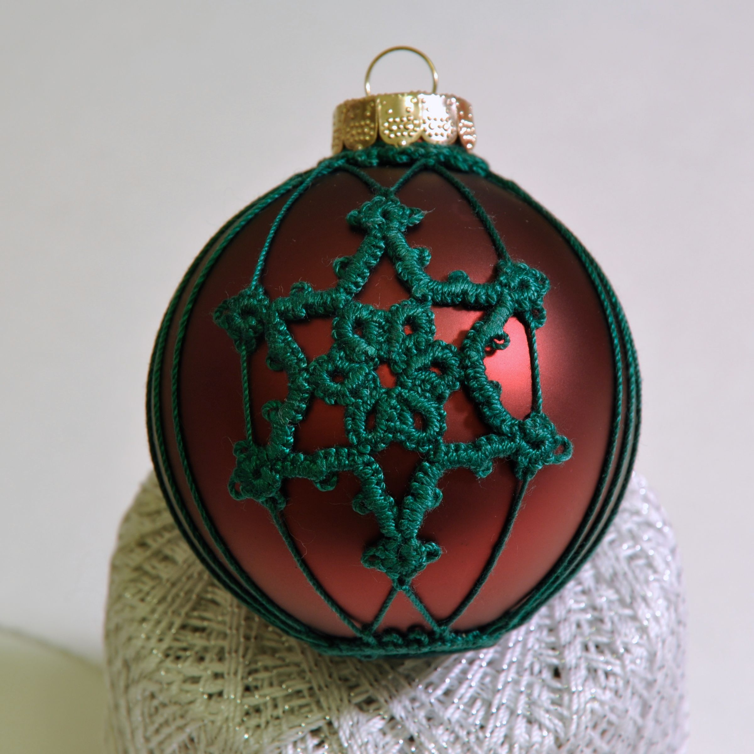 Tatting a Snowflake on an Ornament