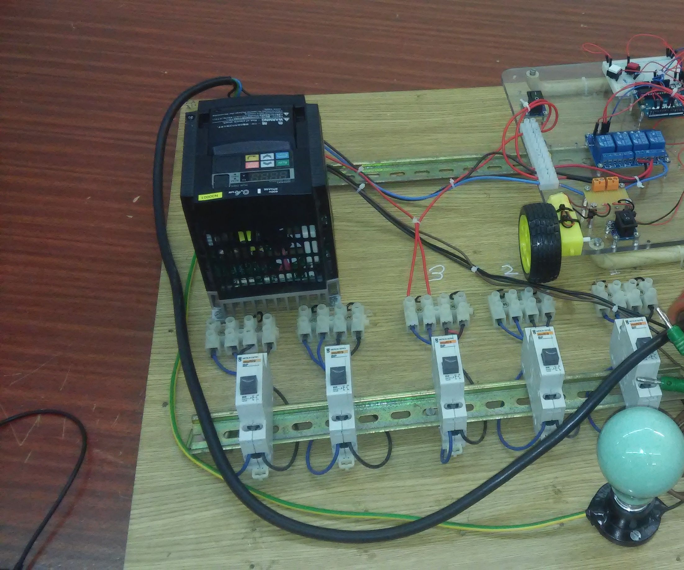 Arduinoa Erabiliz Motorra 2 Aldetara Biratu
