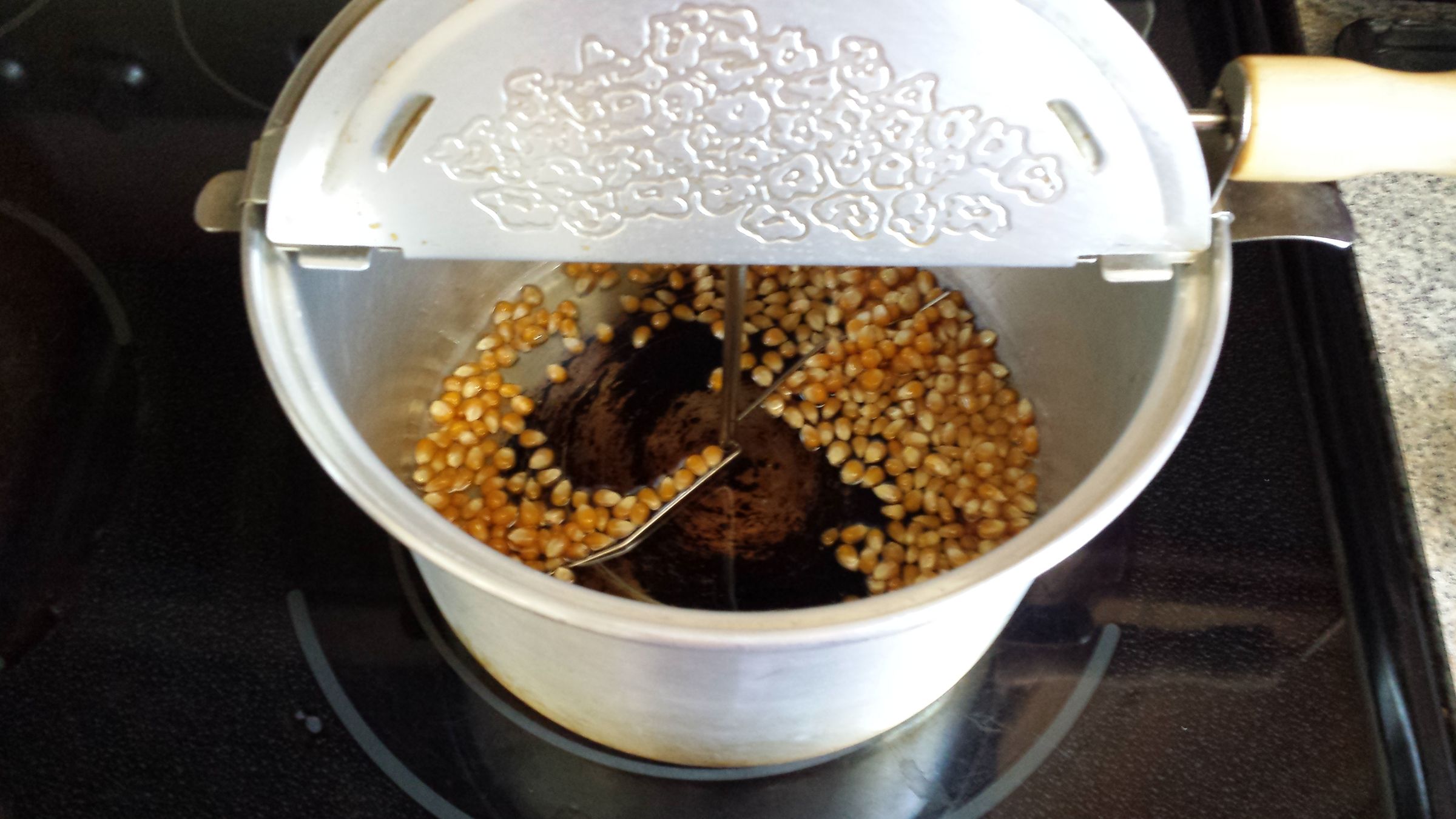 How to Make Kettle Corn With a Whirley Pop Machine on an Electric Stove