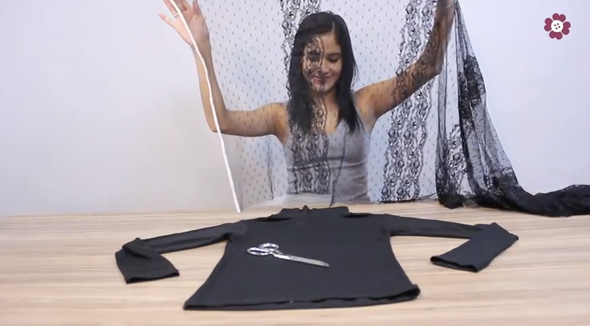 DIY - Laced Back T-shirt